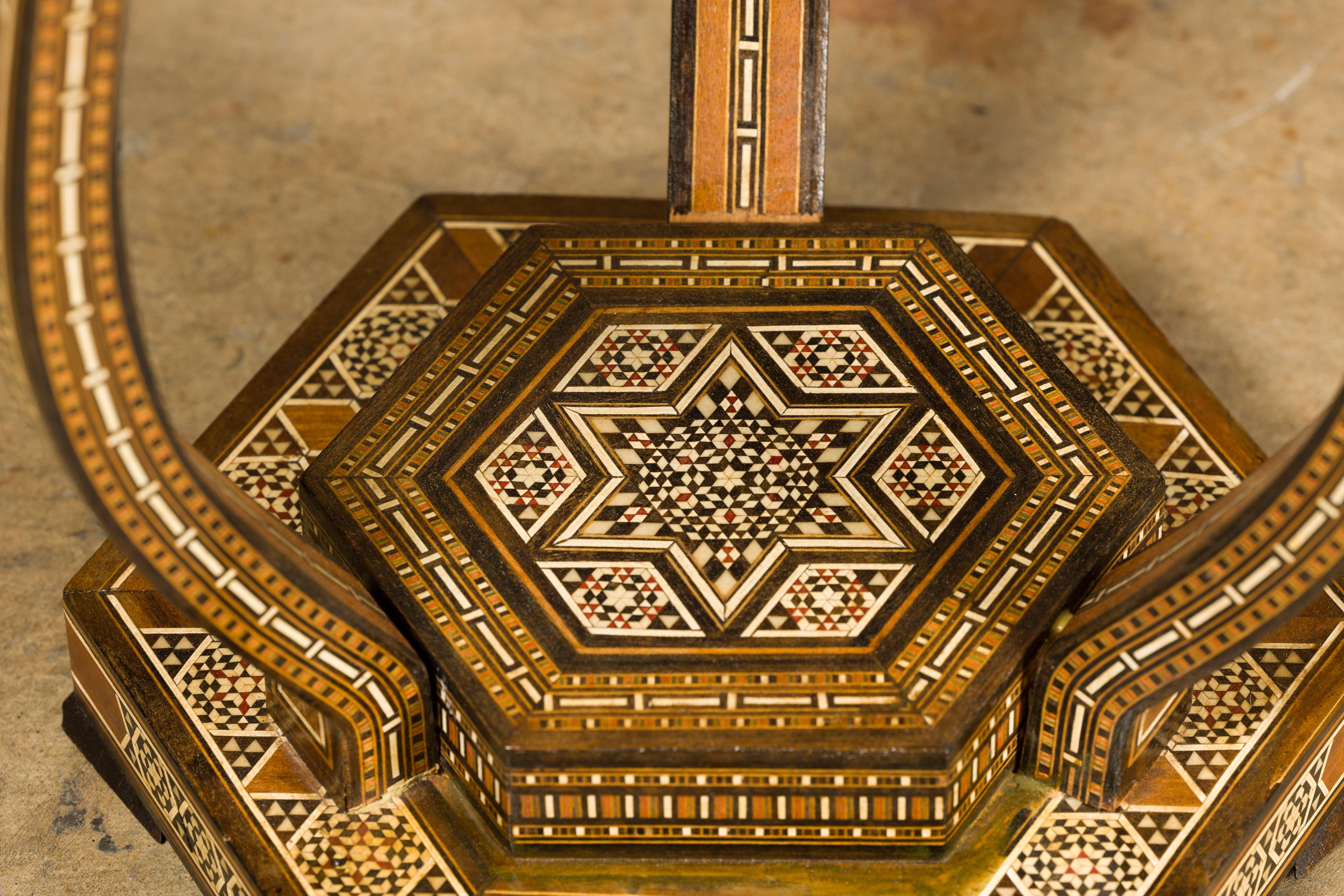 20ième siècle Table basse marocaine des années 1900 avec plateau rond et incrustation d'os géométrique en vente