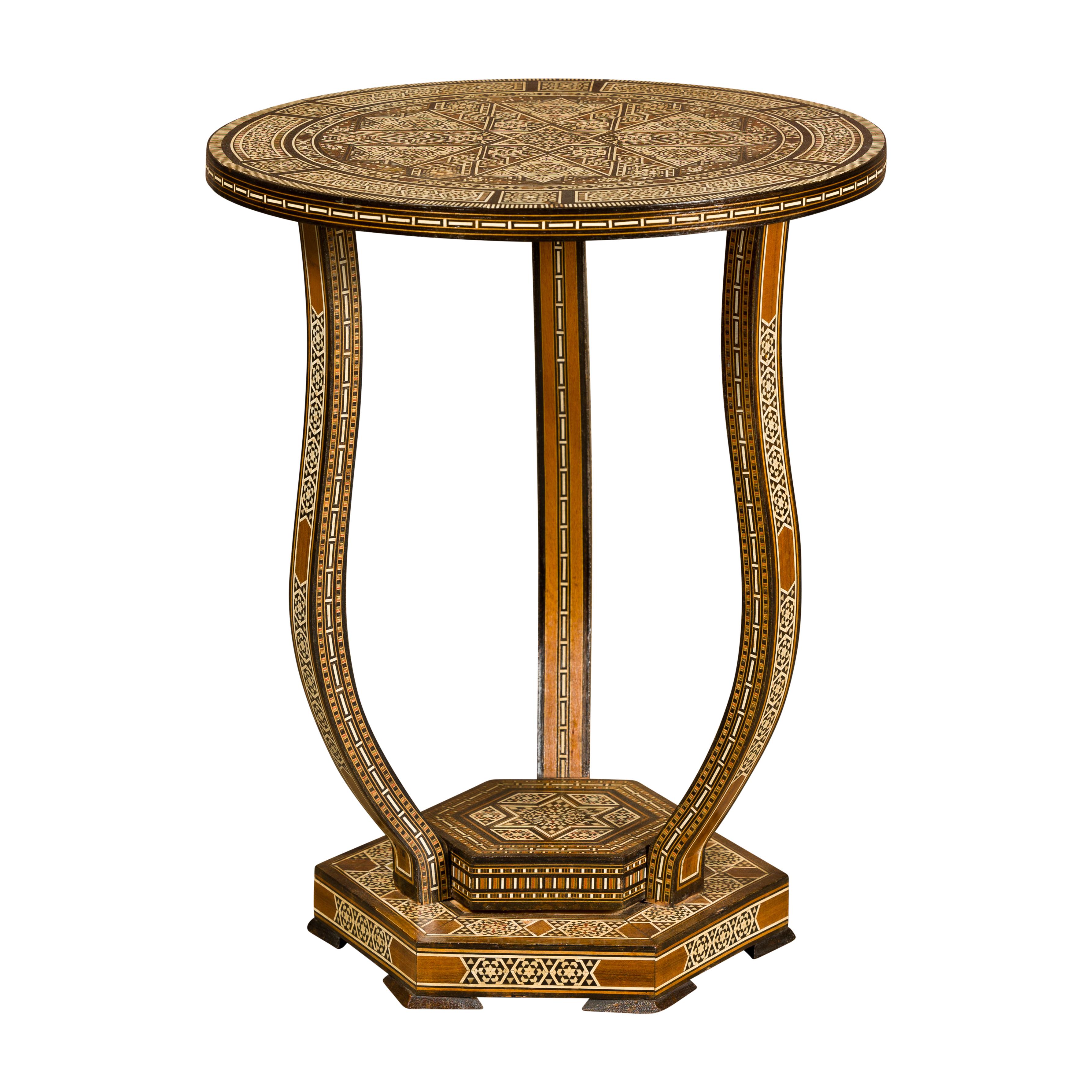 Marokkanischer niedriger Tisch im maurischen Stil um 1900 mit runder Platte und geometrischer Knochenintarsie im Angebot 6