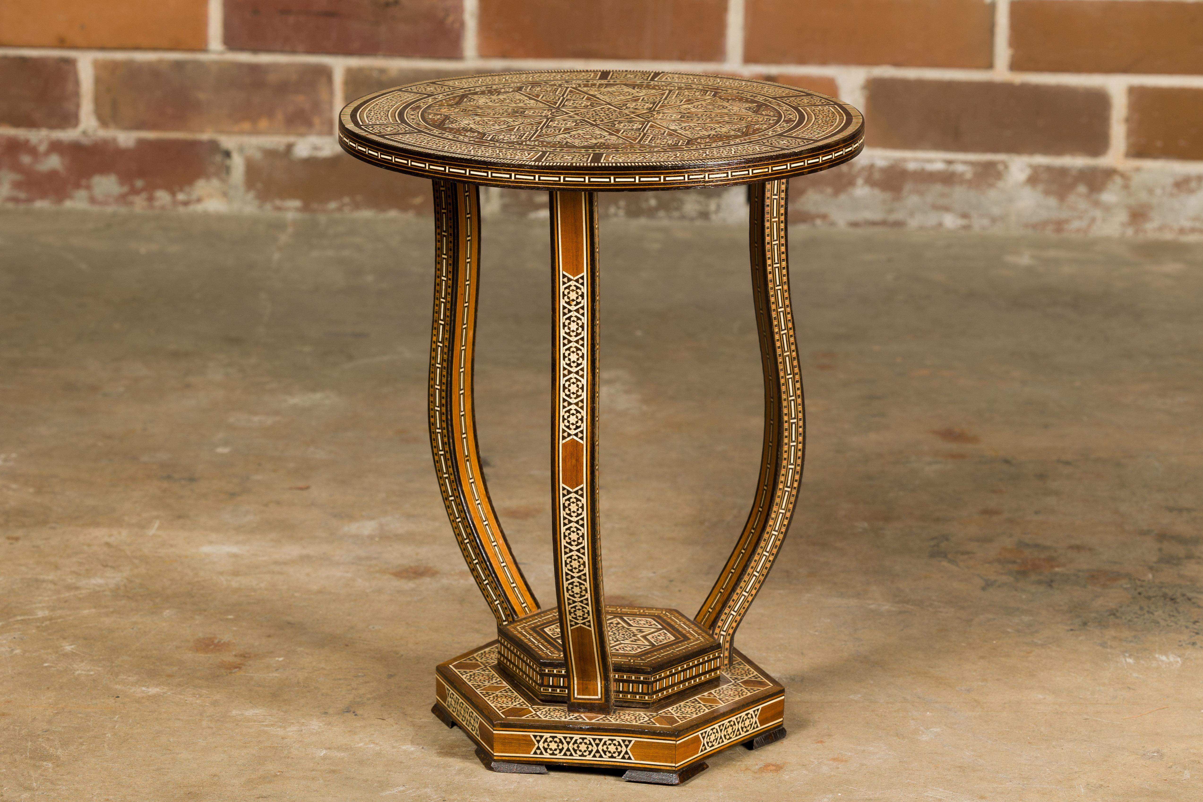 Marokkanischer niedriger Tisch im maurischen Stil um 1900 mit runder Platte und geometrischer Knochenintarsie (Maurisch) im Angebot