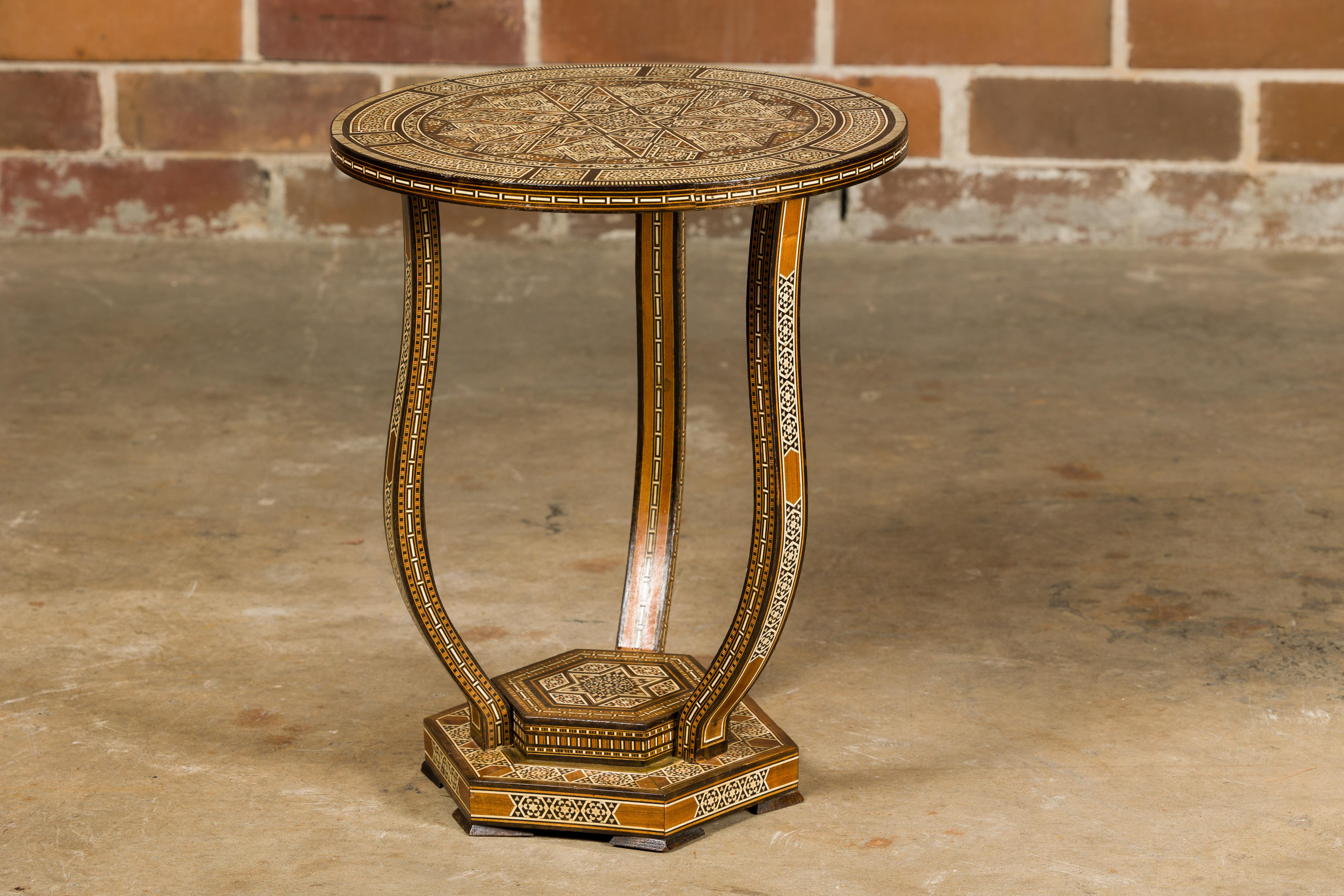 Marokkanischer niedriger Tisch im maurischen Stil um 1900 mit runder Platte und geometrischer Knochenintarsie im Zustand „Gut“ im Angebot in Atlanta, GA