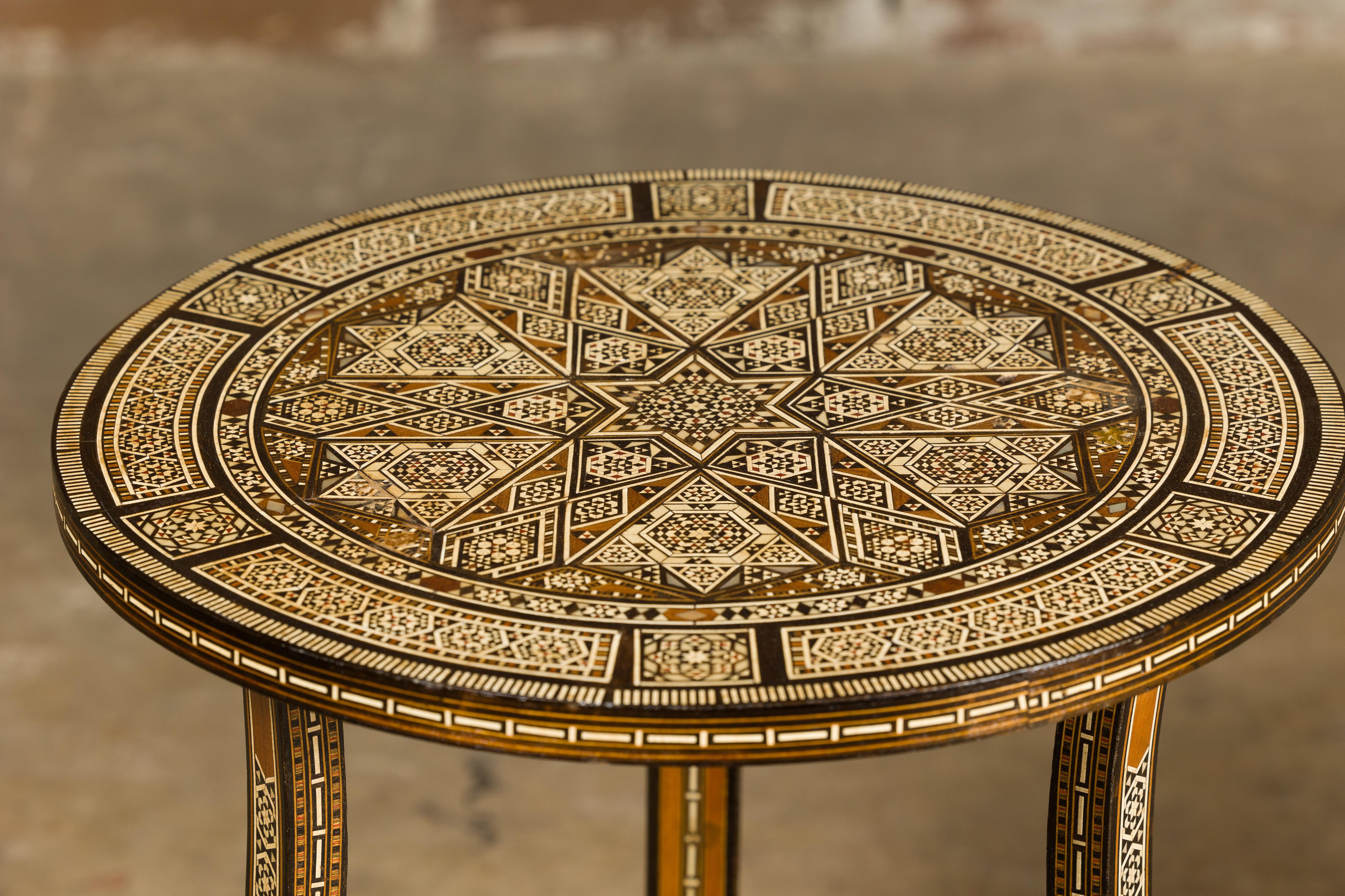 Marokkanischer niedriger Tisch im maurischen Stil um 1900 mit runder Platte und geometrischer Knochenintarsie (20. Jahrhundert) im Angebot