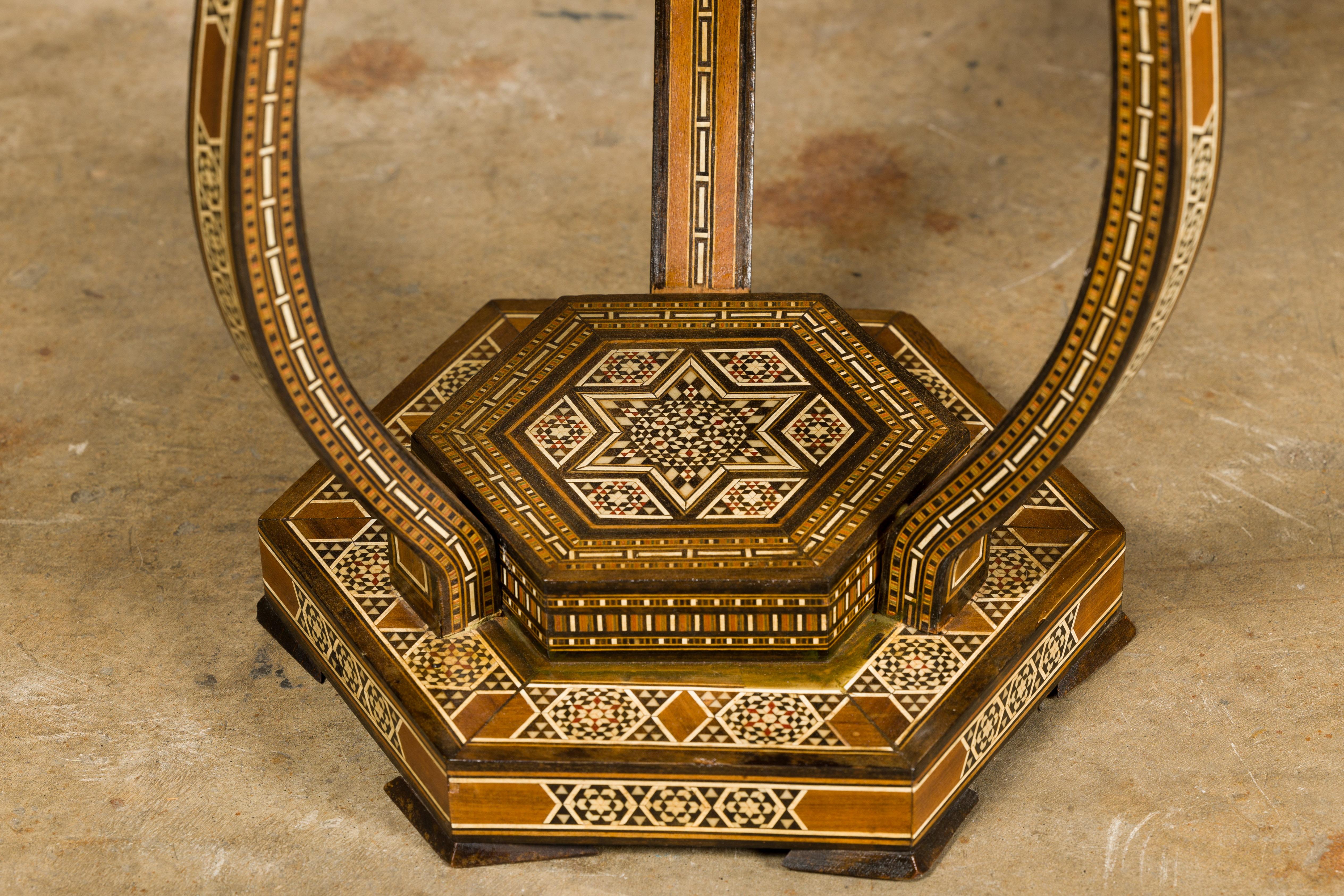 Marokkanischer niedriger Tisch im maurischen Stil um 1900 mit runder Platte und geometrischer Knochenintarsie im Angebot 1