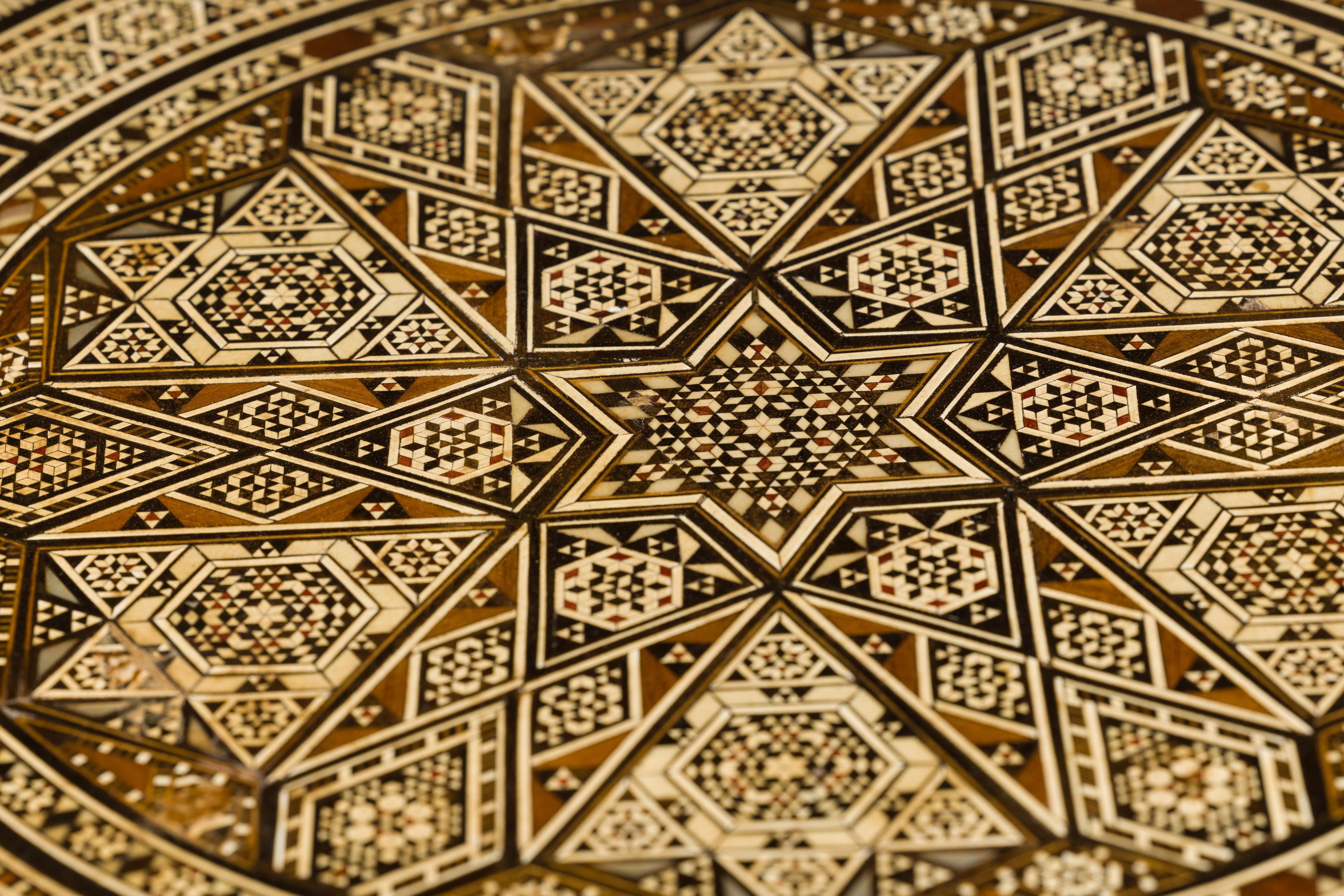 Marokkanischer niedriger Tisch im maurischen Stil um 1900 mit runder Platte und geometrischer Knochenintarsie im Angebot 3
