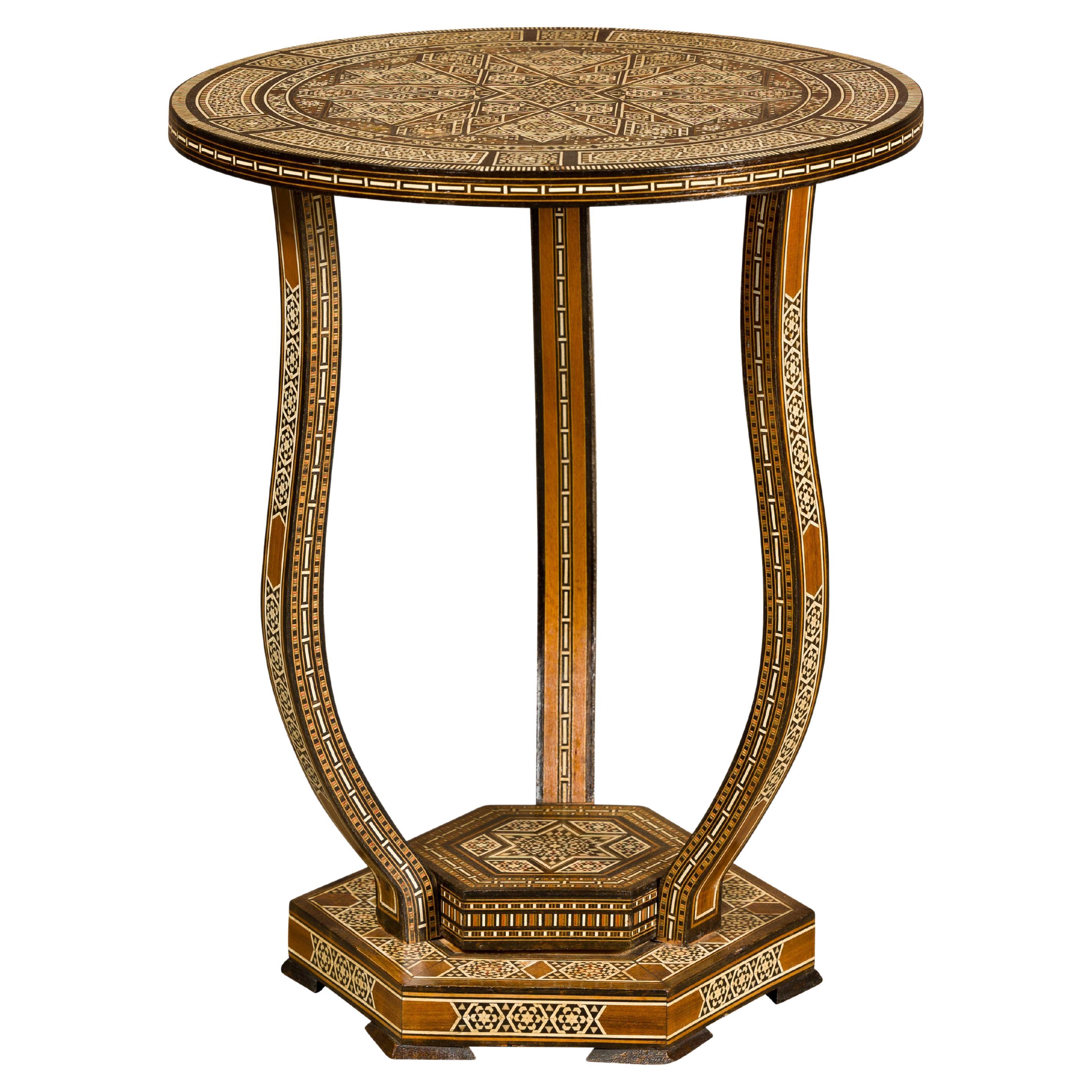 Marokkanischer niedriger Tisch im maurischen Stil um 1900 mit runder Platte und geometrischer Knochenintarsie