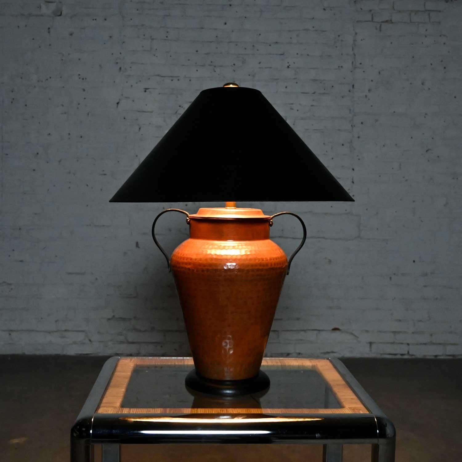 Lampe en forme d'urne en cuivre martelé de style mauresque Frederick Cooper  en vente 2