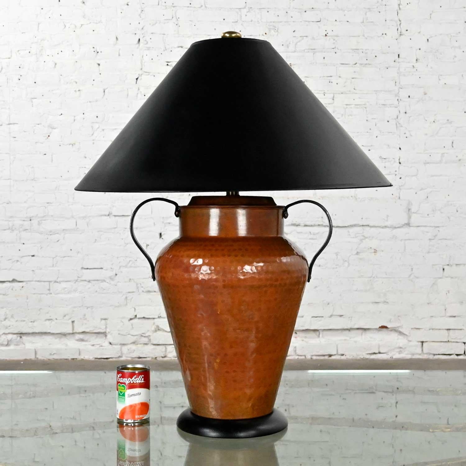 Lampe en forme d'urne en cuivre martelé de style mauresque Frederick Cooper  en vente 3