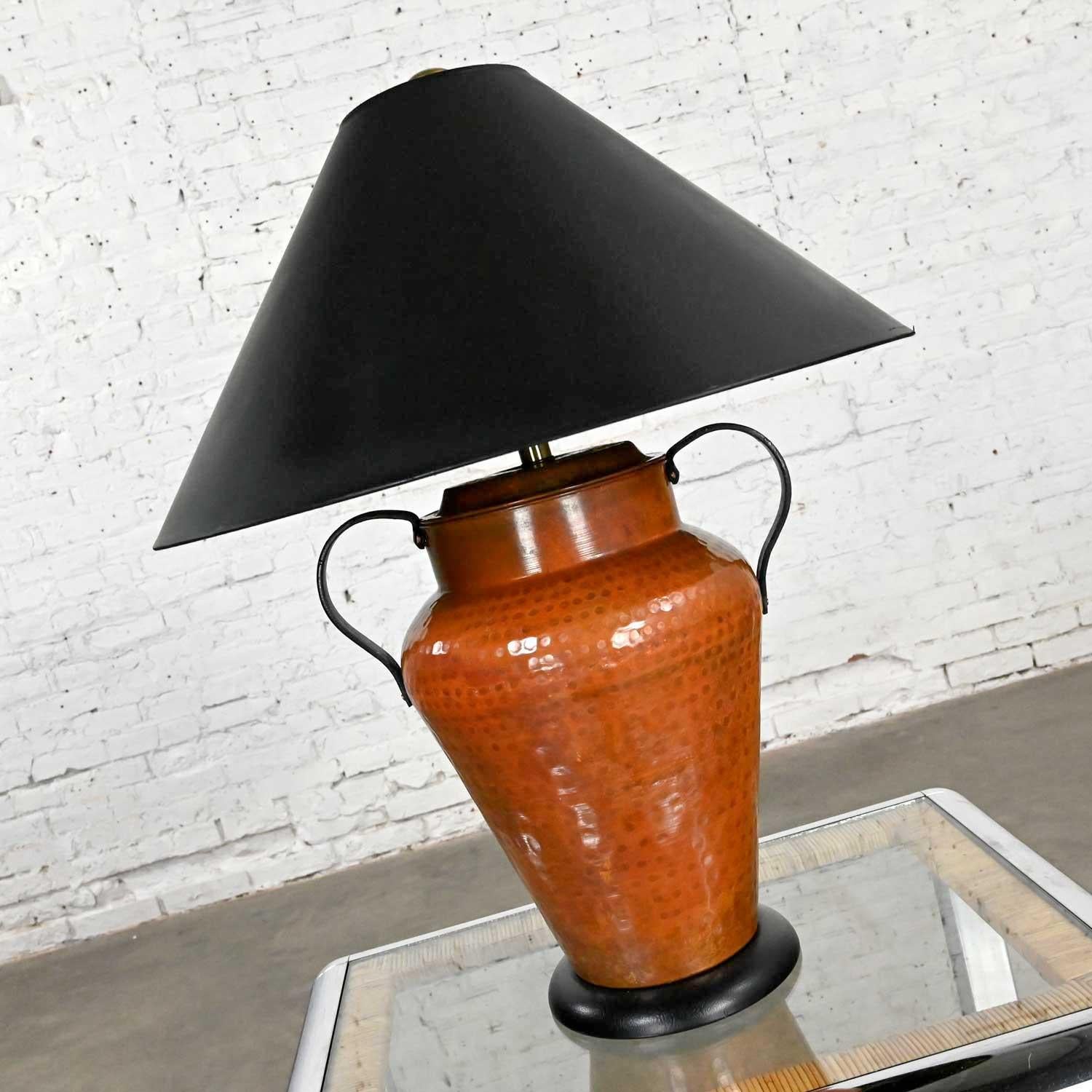 Wunderschöne Lampe aus gehämmertem Kupfer im maurischen Stil von Frederick Cooper in Form einer Urne oder eines Kruges mit doppeltem Griff und einem schwarzen Schirm aus Coolie. Schöner Zustand, im Auge behalten, dass dies Vintage und nicht neu ist,