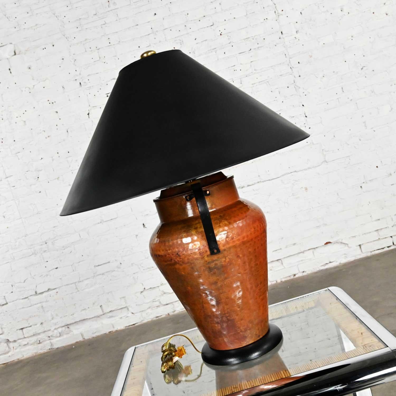 Moorish Style Frederick Cooper Hammered Copper Urn Shaped Double Handled Lamp  In Good Condition For Sale In Topeka, KS