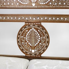 Panca in noce intarsiata in stile moresco con motivo floreale XX secolo