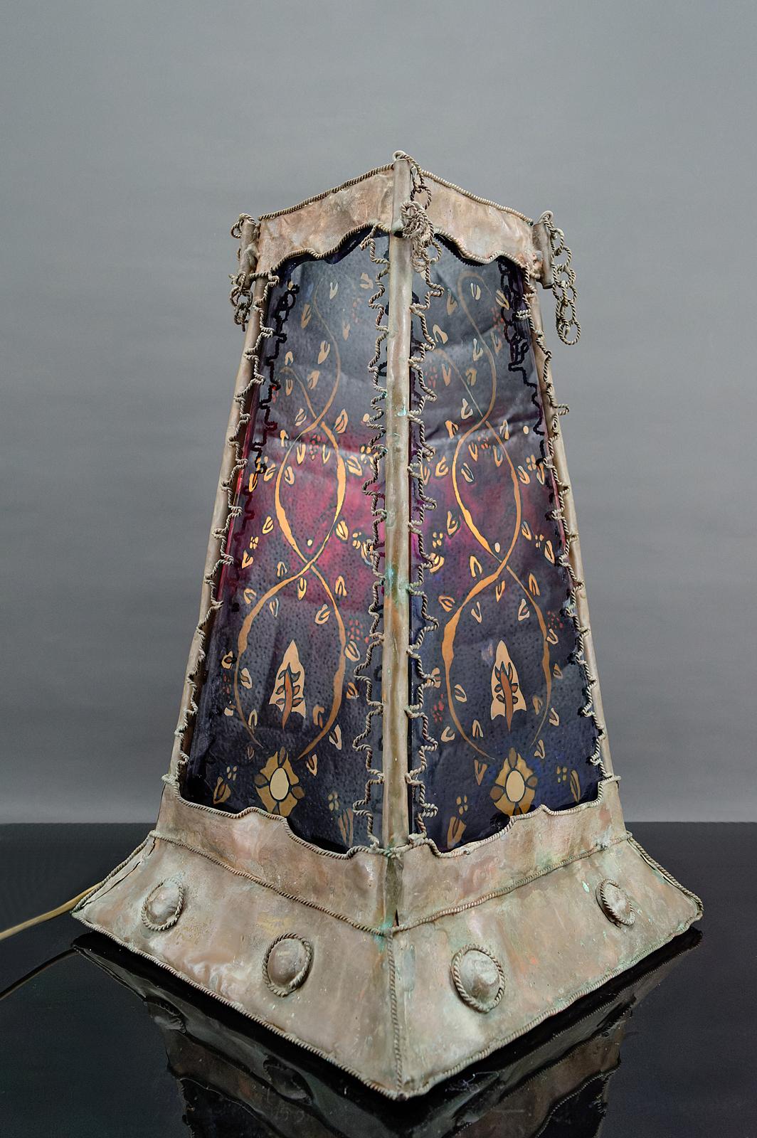 Islamique Lampe de style mauresque en cuivre patiné et verre peint, France, milieu du siècle dernier en vente
