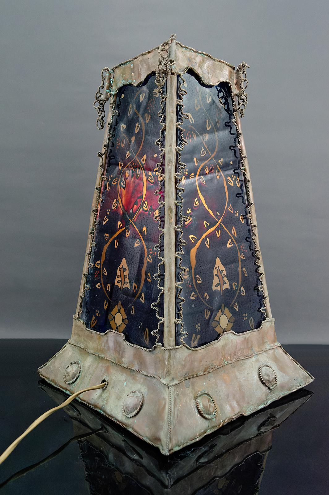 Émaillé Lampe de style mauresque en cuivre patiné et verre peint, France, milieu du siècle dernier en vente