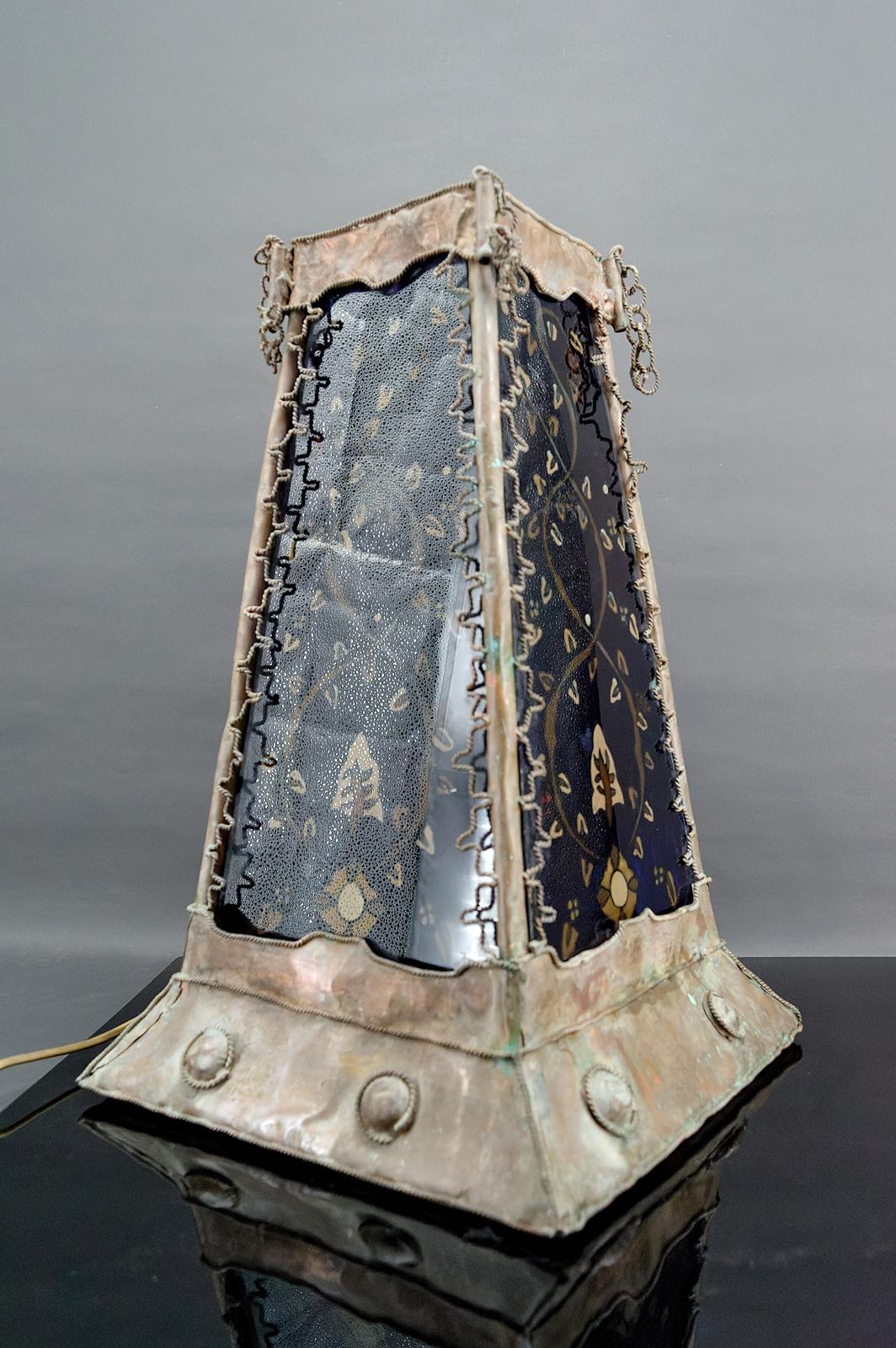 Métal Lampe de style mauresque en cuivre patiné et verre peint, France, milieu du siècle dernier en vente