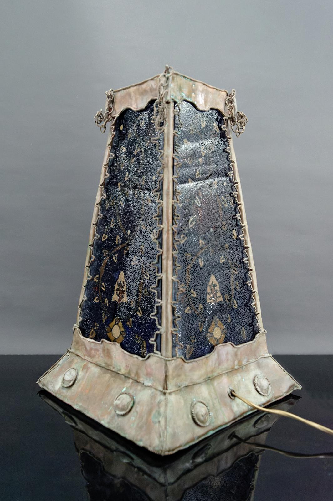Lampe de style mauresque en cuivre patiné et verre peint, France, milieu du siècle dernier en vente 1