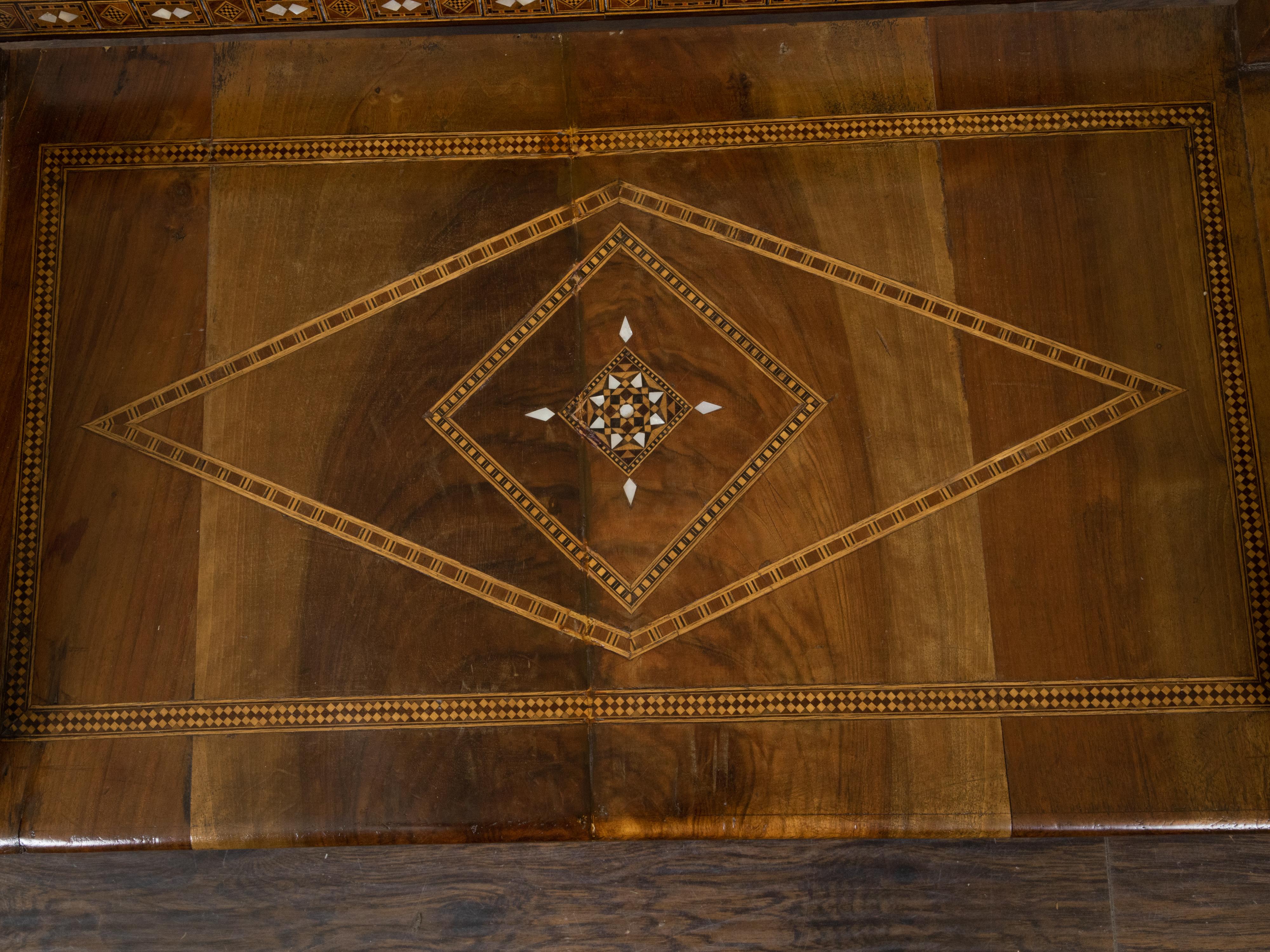 Fauteuil marocain de style mauresque des années 1900 avec incrustation géométrique en nacre en vente 1