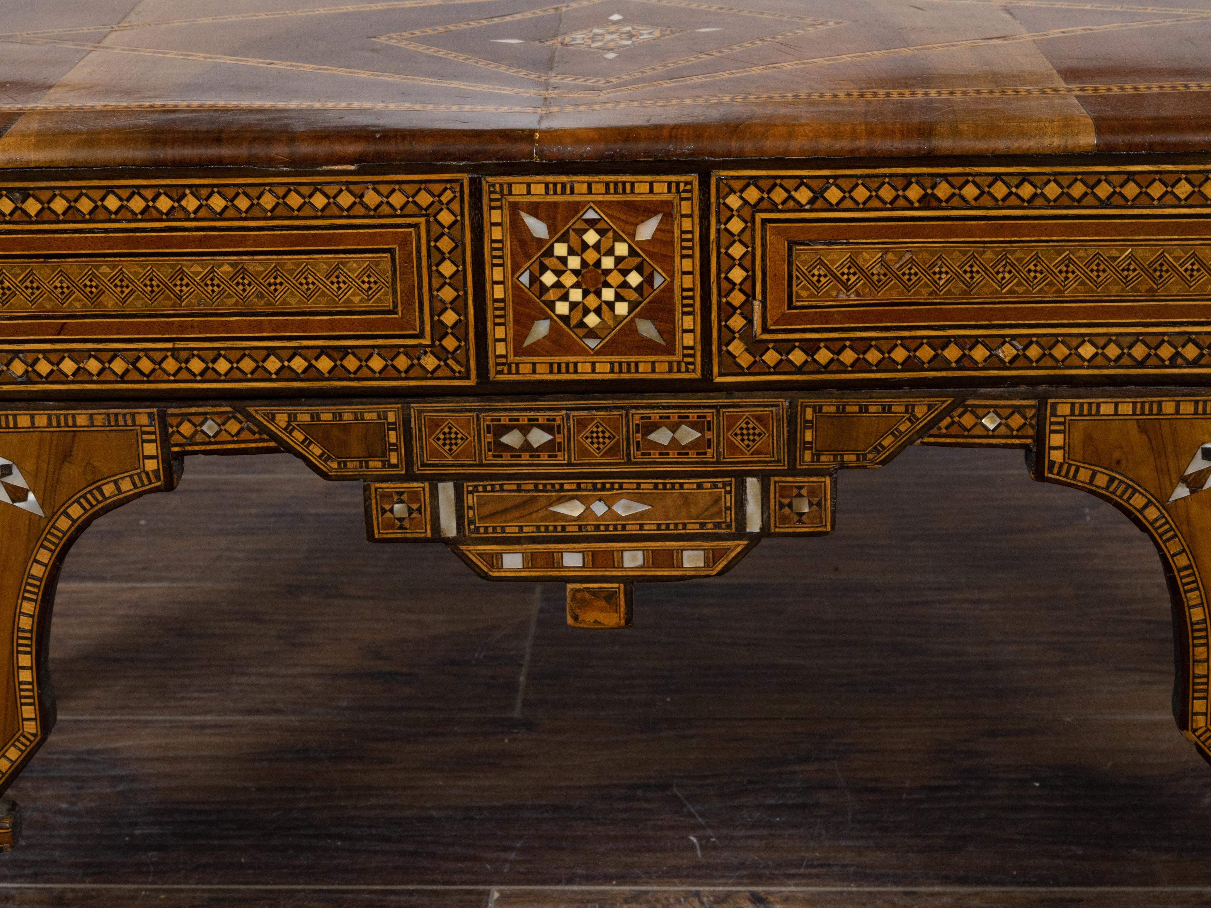 Fauteuil marocain de style mauresque des années 1900 avec incrustation géométrique en nacre Bon état - En vente à Atlanta, GA