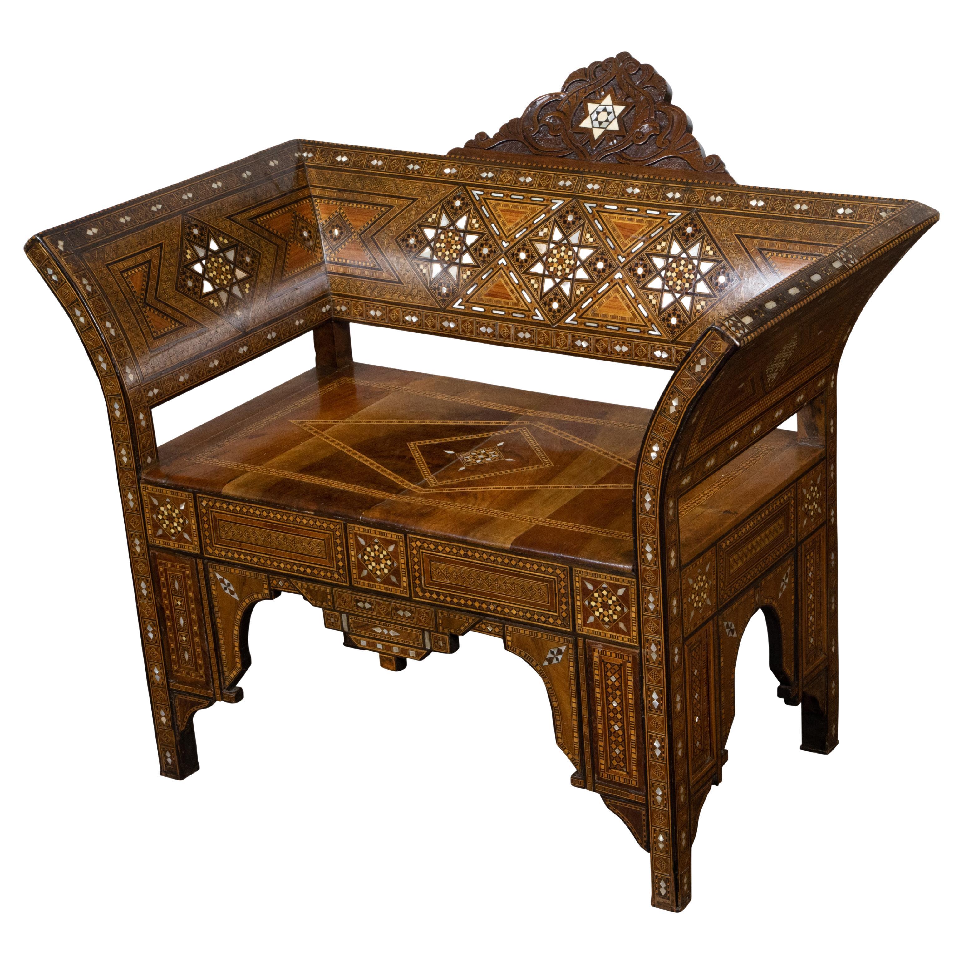 Fauteuil marocain de style mauresque des années 1900 avec incrustation géométrique en nacre en vente