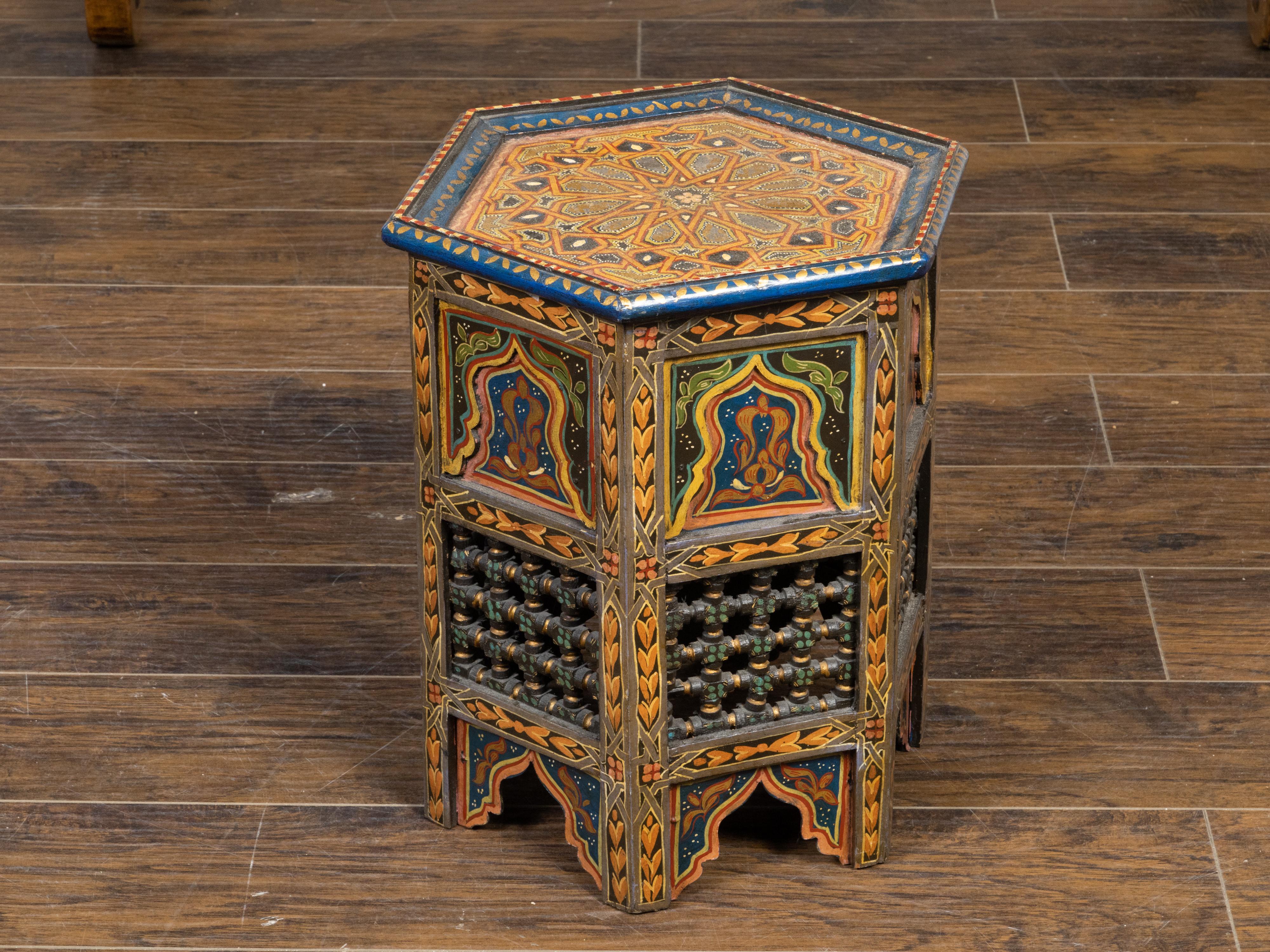 Ein marokkanischer Getränketisch im maurischen Stil aus dem frühen 20. Jahrhundert, mit gemalten geometrischen Motiven, sechseckiger Platte, polychromem Dekor und geschnitzten durchbrochenen Motiven. Dieser zierliche Beistelltisch, der im ersten