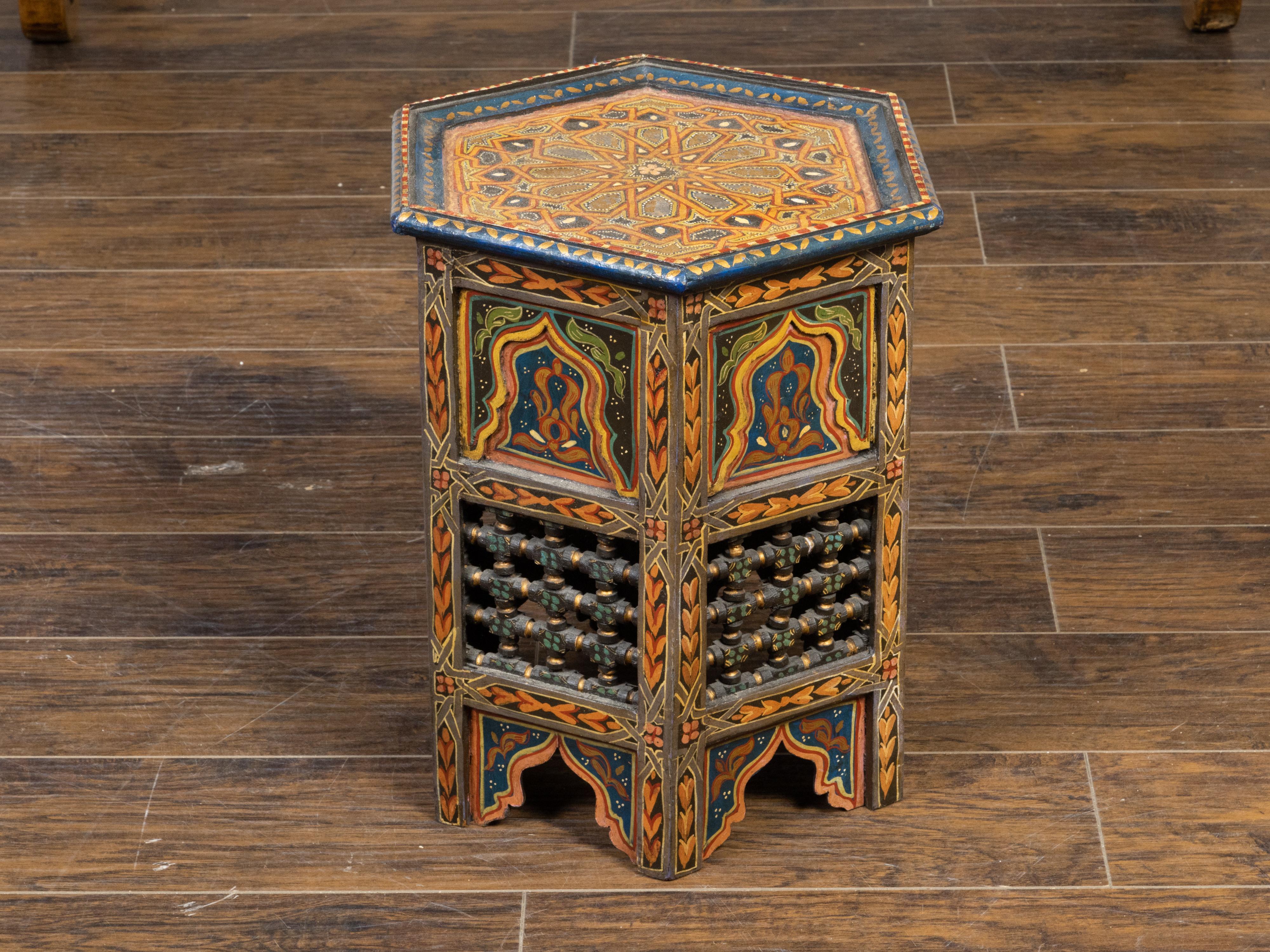 Marocain Table de style mauresque marocain des années 1920 avec plateau hexagonal et décor polychrome