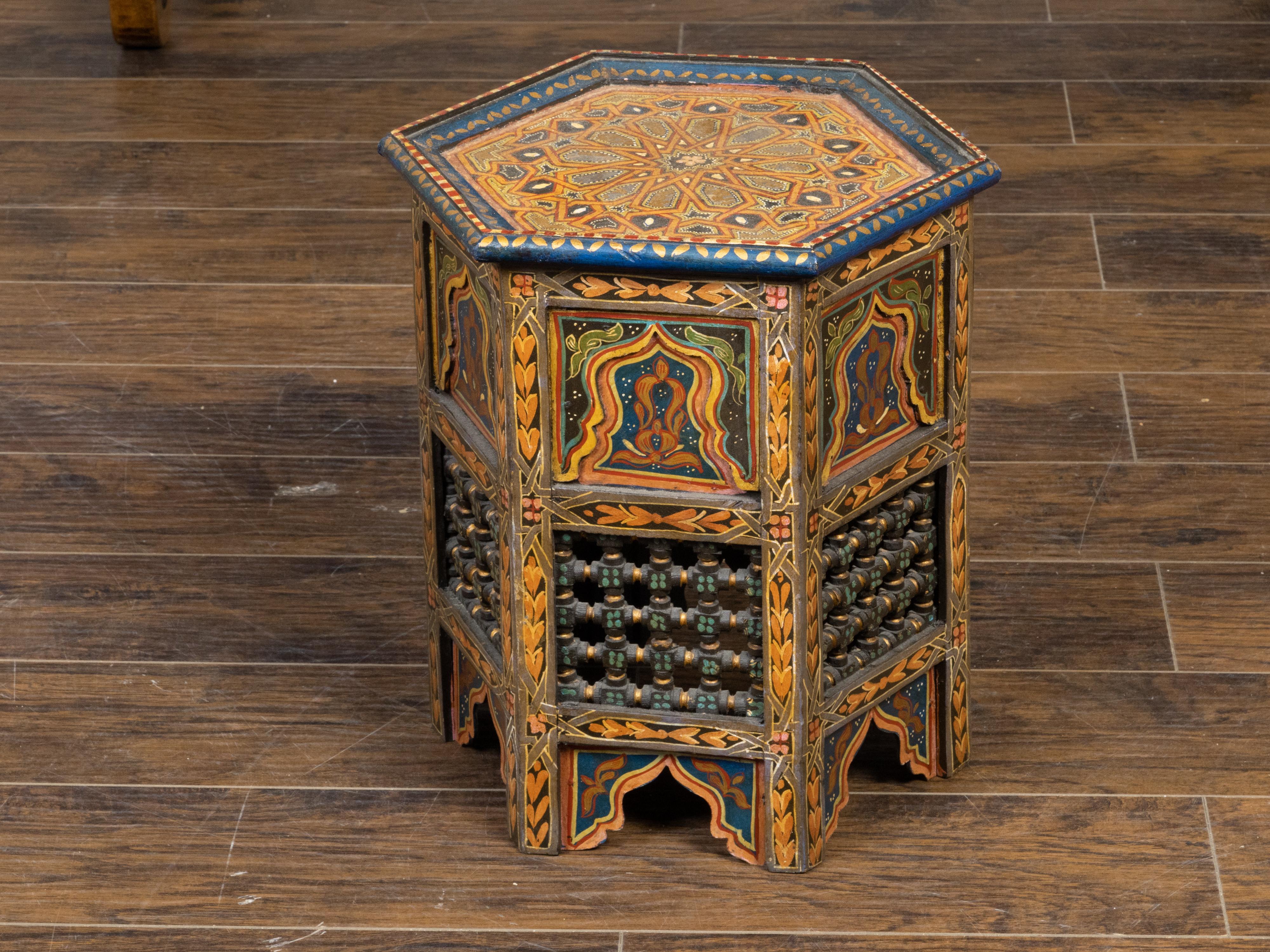 Sculpté Table de style mauresque marocain des années 1920 avec plateau hexagonal et décor polychrome