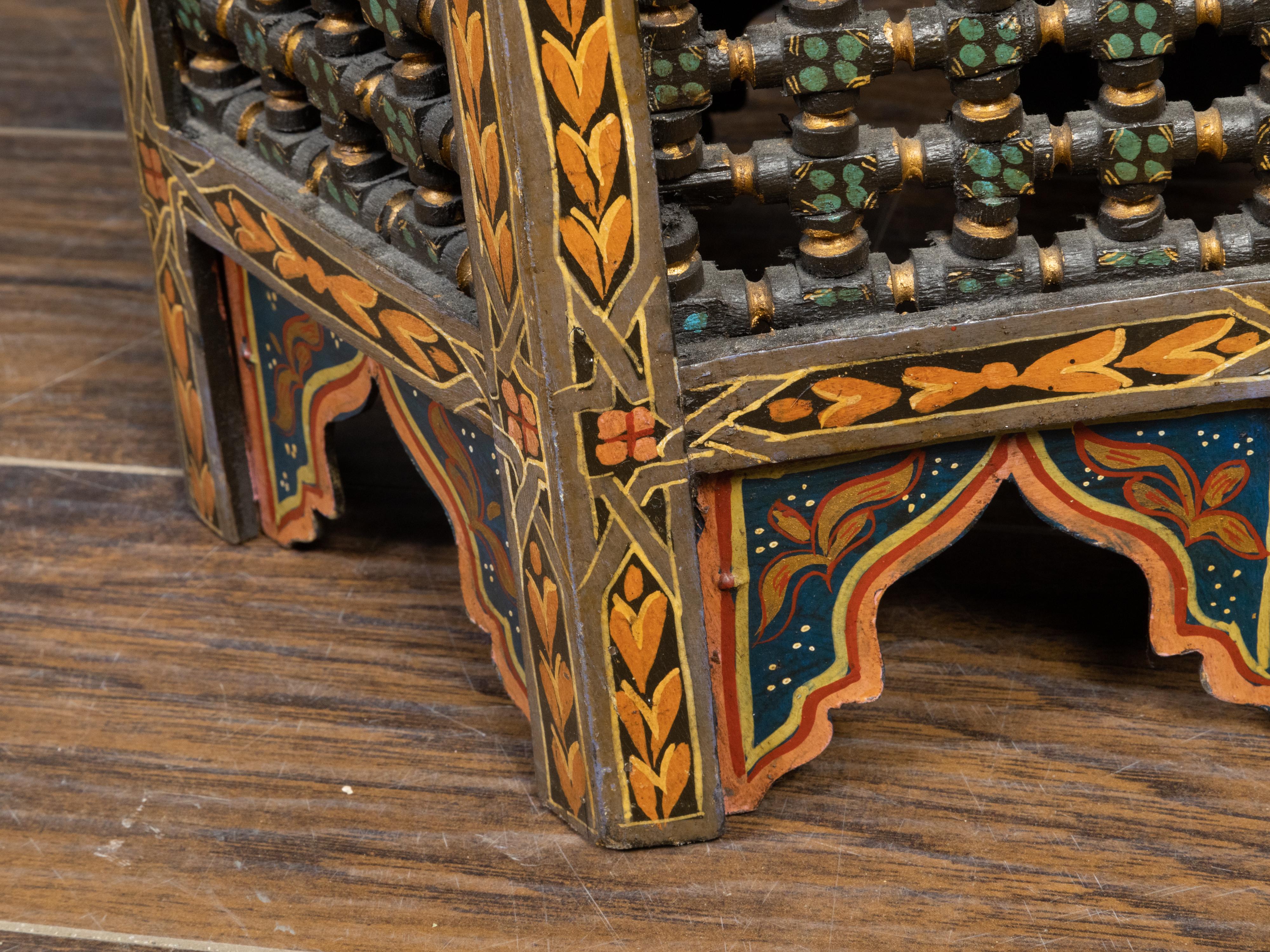Table de style mauresque marocain des années 1920 avec plateau hexagonal et décor polychrome 1