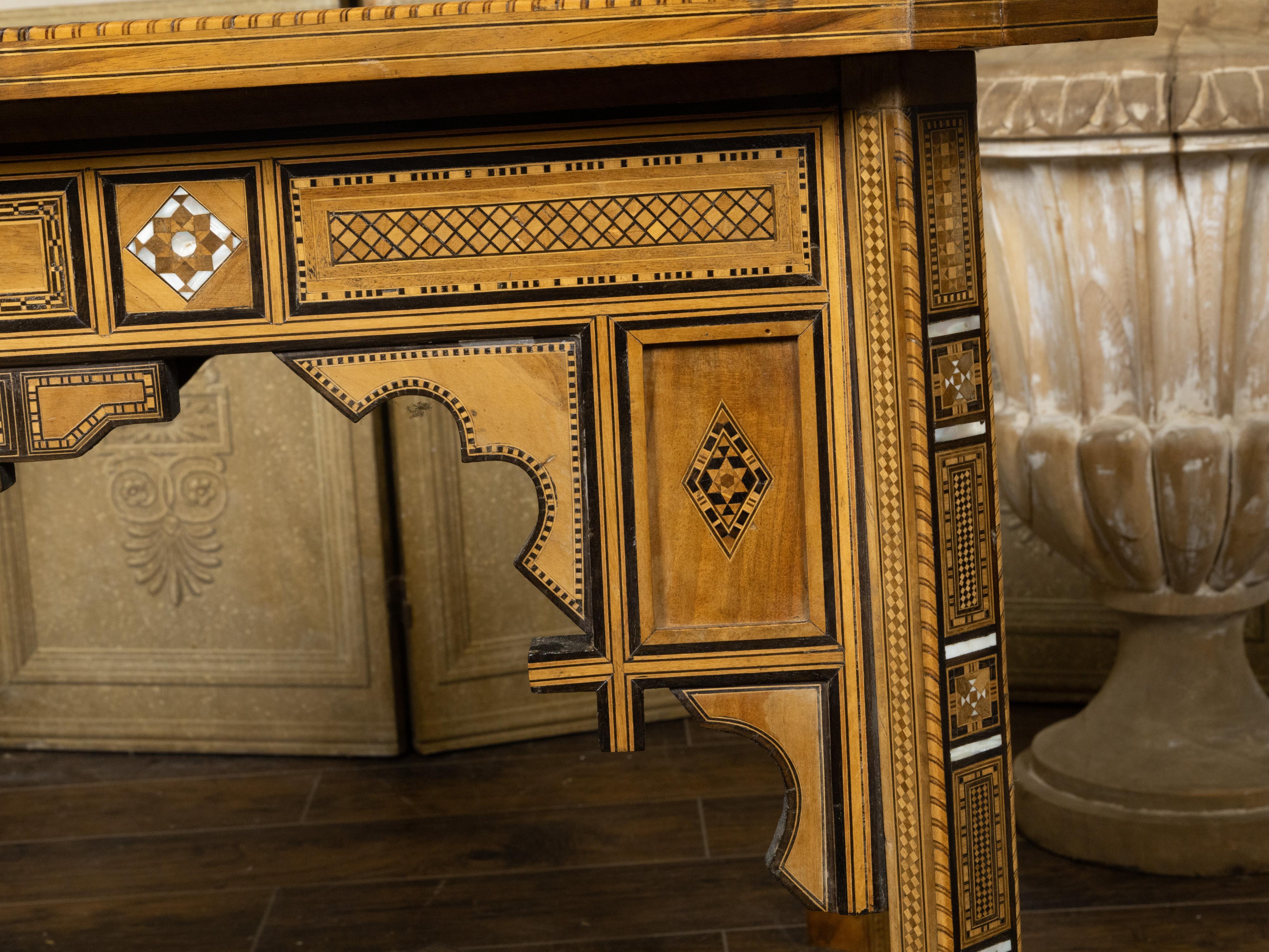 Marokkanischer Ess- und Wohnzimmertisch im maurischen Stil mit Intarsien aus Perlmutt und geometrischen Motiven im Angebot 7