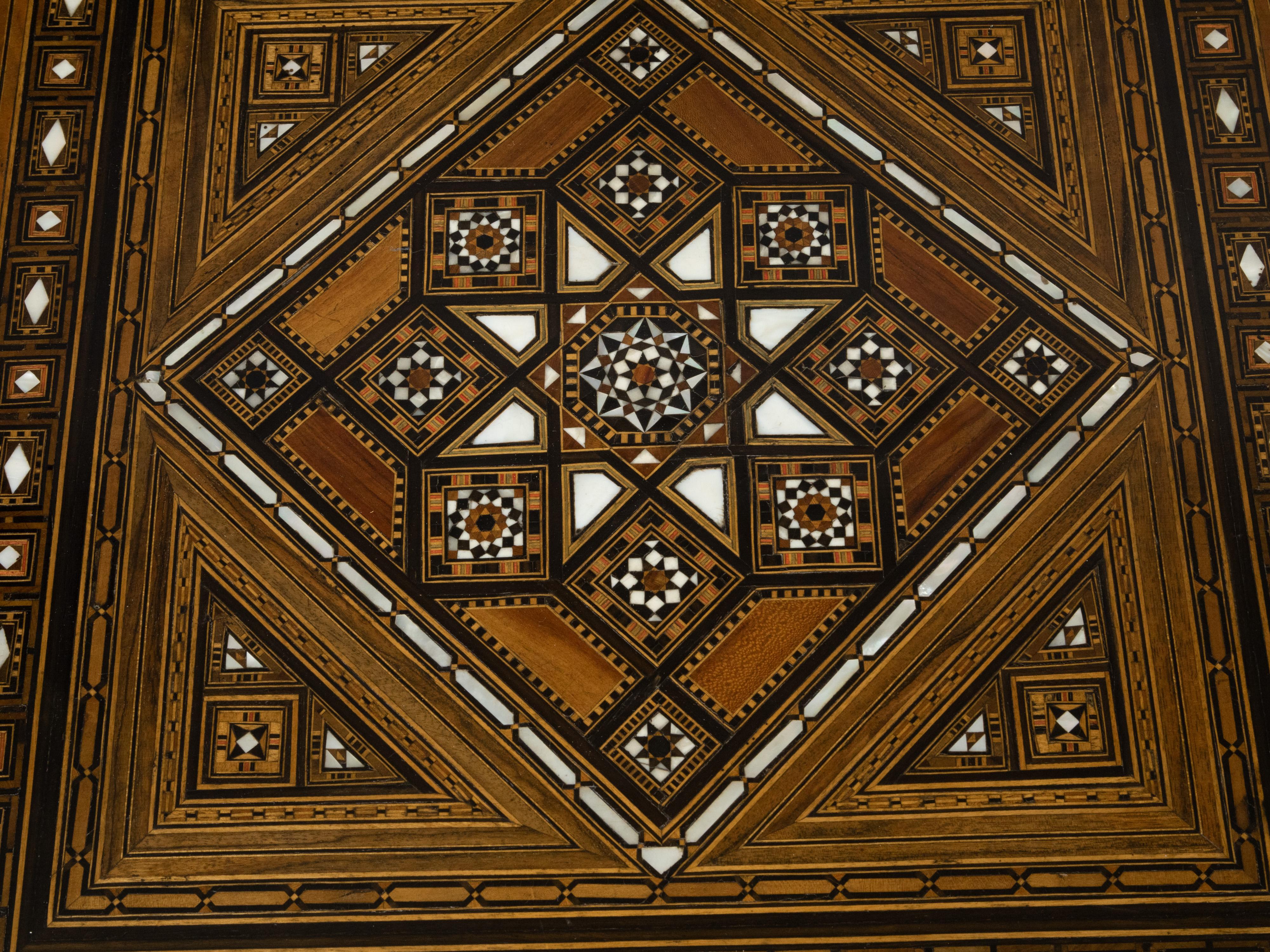 Marokkanischer Ess- und Wohnzimmertisch im maurischen Stil mit Intarsien aus Perlmutt und geometrischen Motiven im Angebot 8