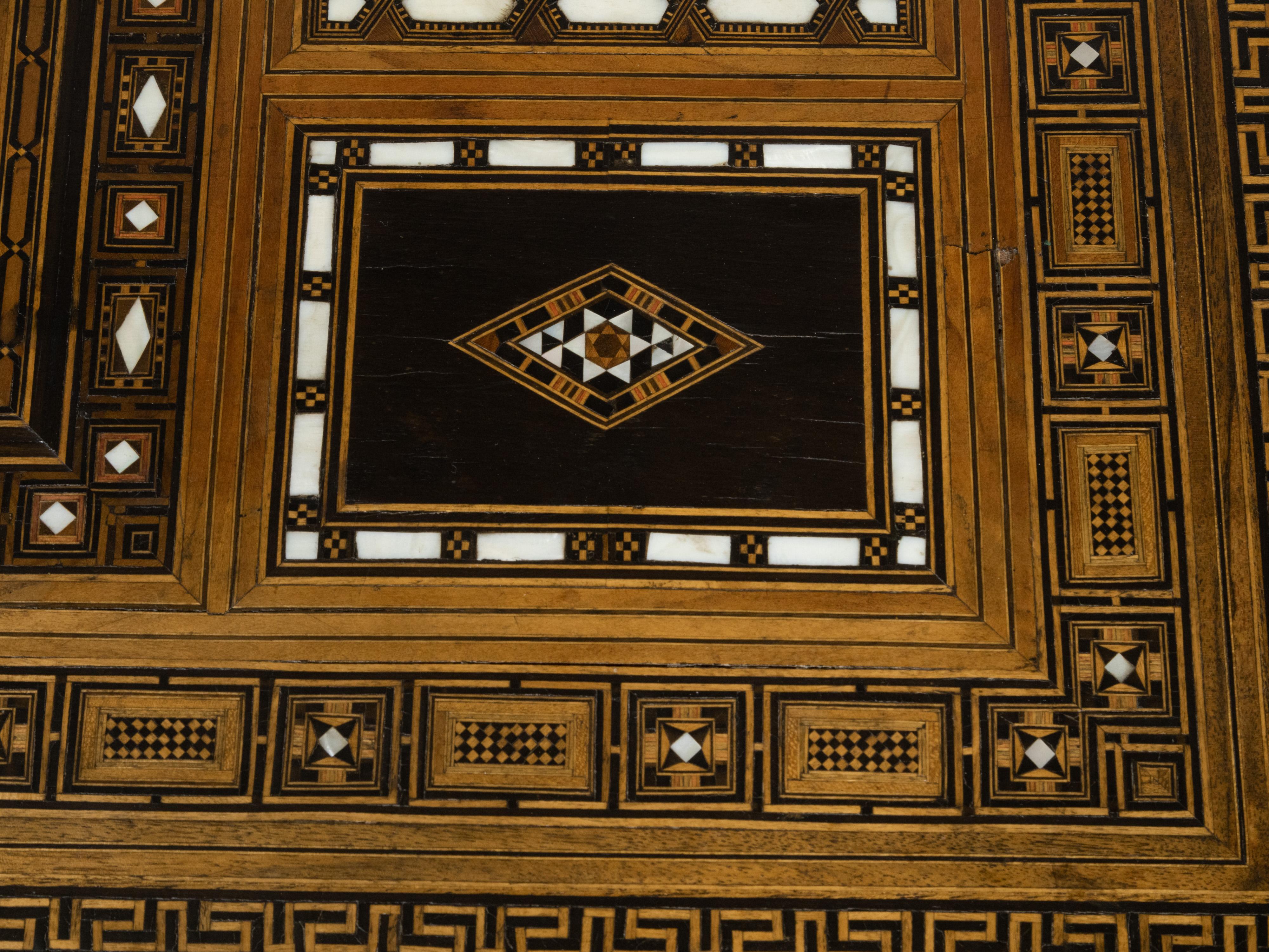 Marokkanischer Ess- und Wohnzimmertisch im maurischen Stil mit Intarsien aus Perlmutt und geometrischen Motiven im Angebot 9