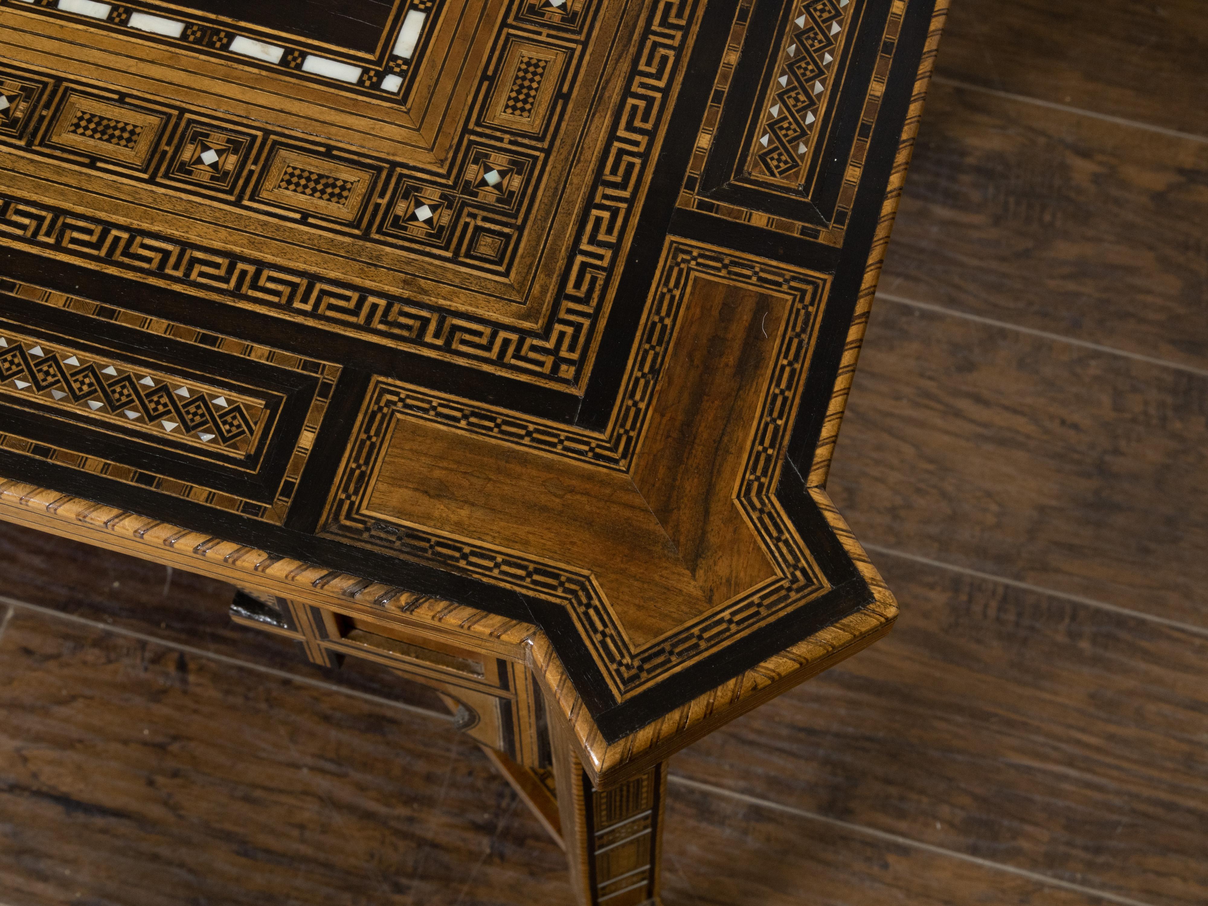 Table centrale marocaine de style mauresque avec motifs géométriques incrustés en nacre en vente 6