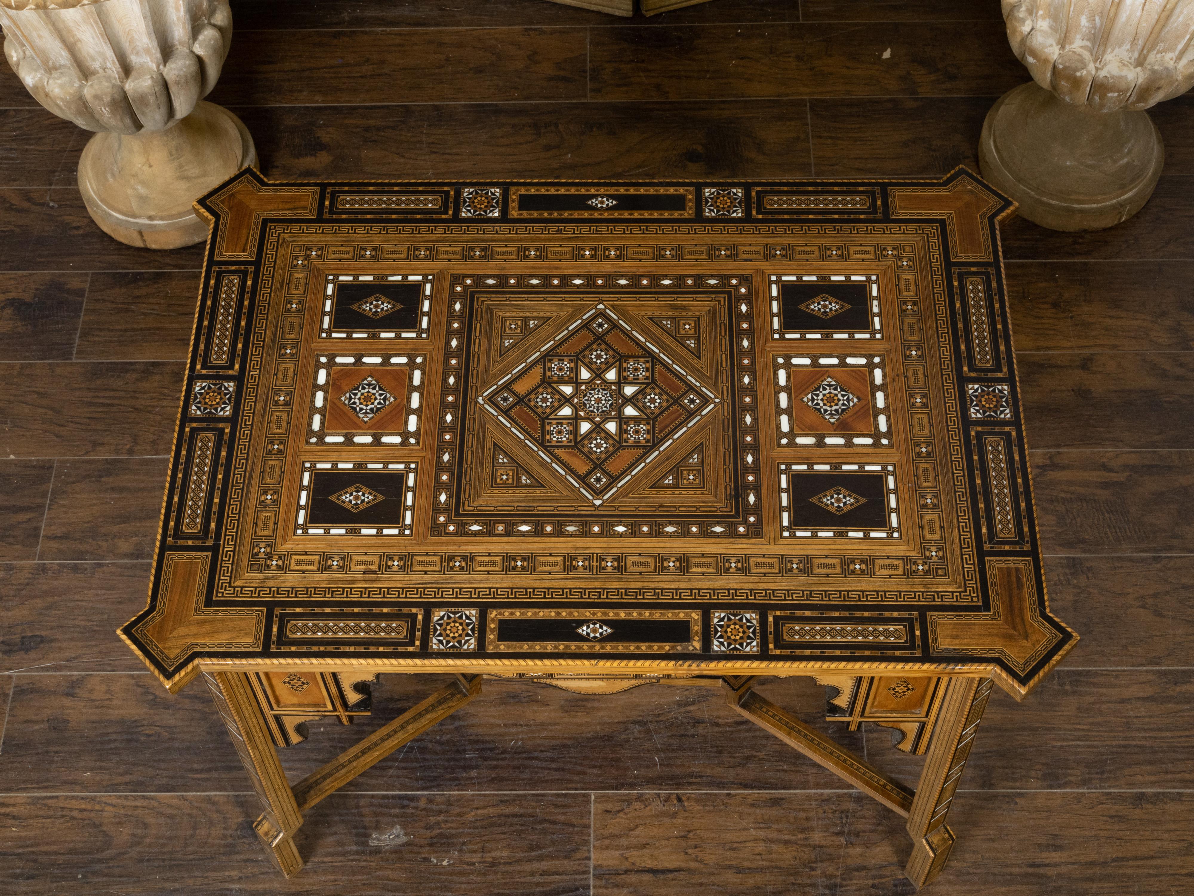20ième siècle Table centrale marocaine de style mauresque avec motifs géométriques incrustés en nacre en vente