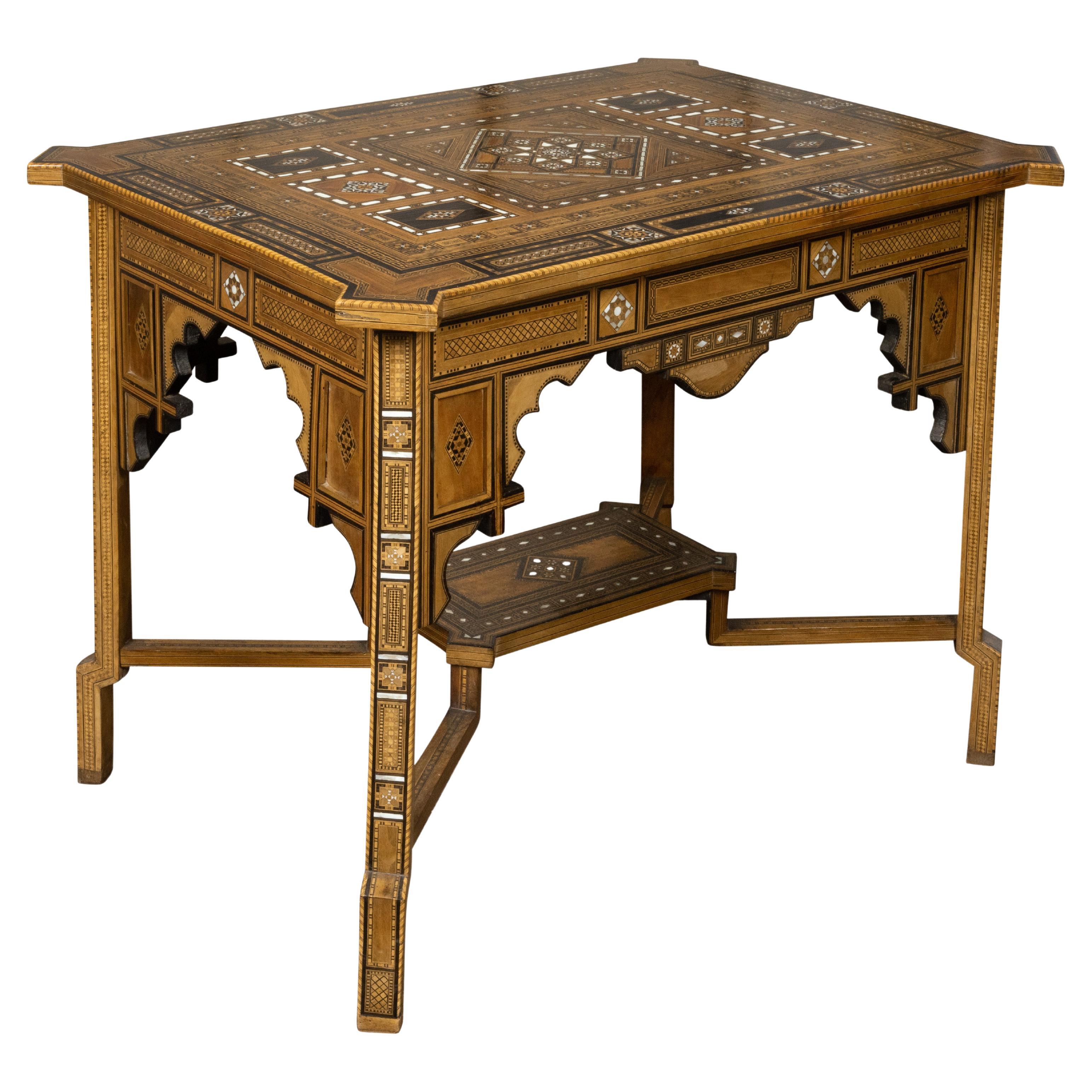 Table centrale marocaine de style mauresque avec motifs géométriques incrustés en nacre en vente