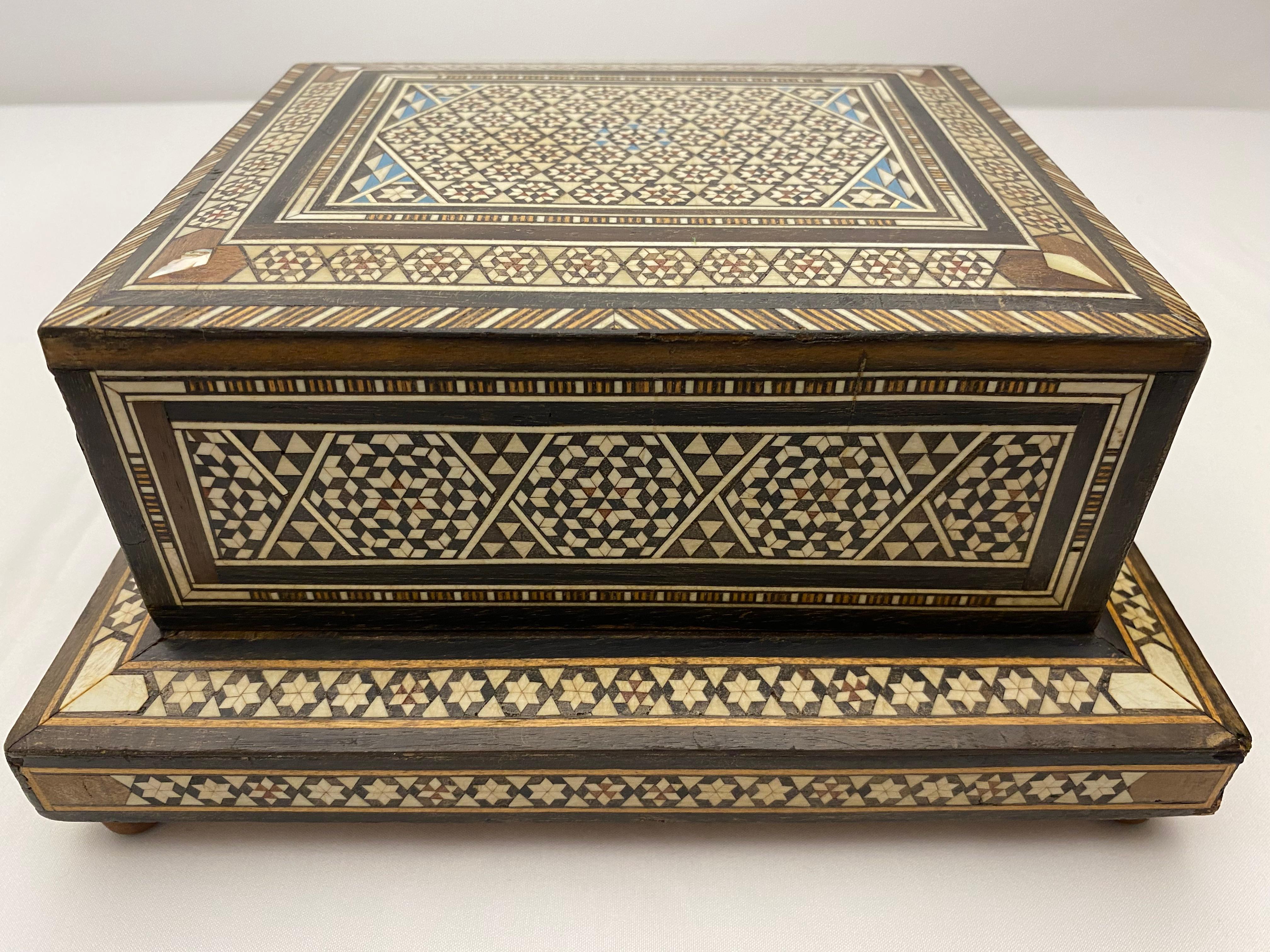 Moorish Style Mother-of-Pearl Inlaid Art Deco Cigarette Box In Good Condition For Sale In Miami, FL