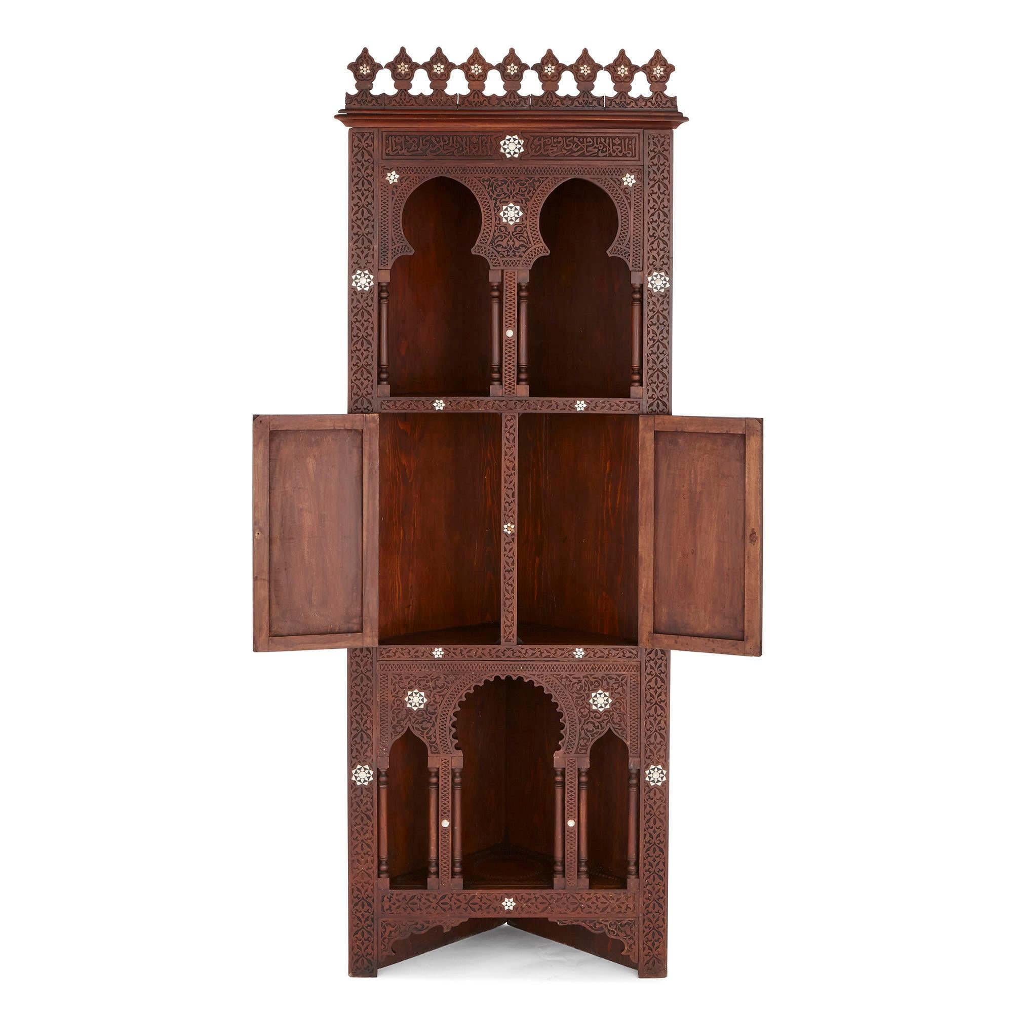 Dieses indo-portugiesische Möbelset – bestehend aus einem hohen Eckschrank, einem Hocker und einem Beistelltisch – ist in einem wunderschönen maurischen Stil gestaltet. Dieser Stil ist eine Variante der islamischen Kunst, die in Nordafrika und in