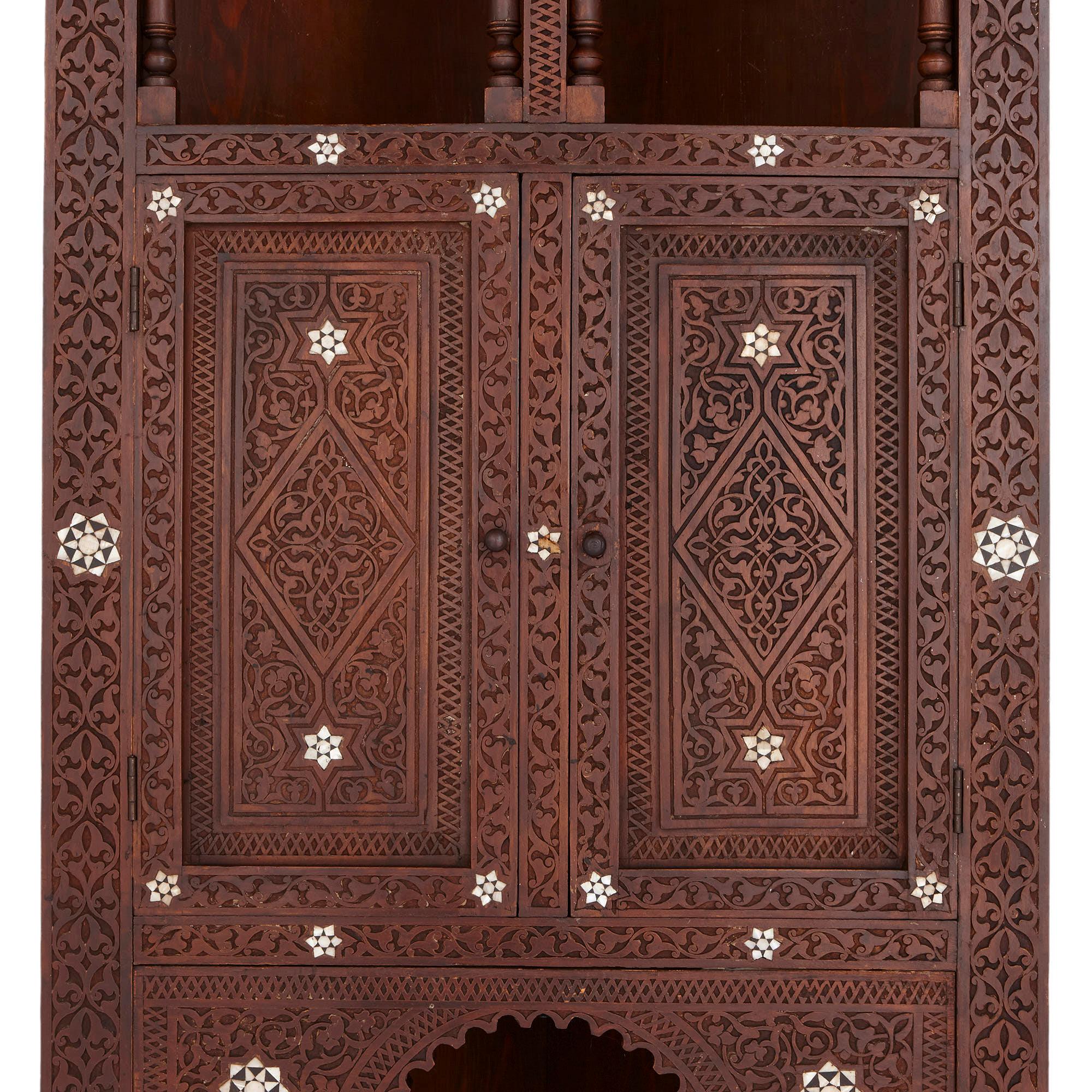 Dreiteiliges Möbel-Set aus Hartholz mit Perlmutt-Intarsien im maurischen Stil (Maurisch) im Angebot
