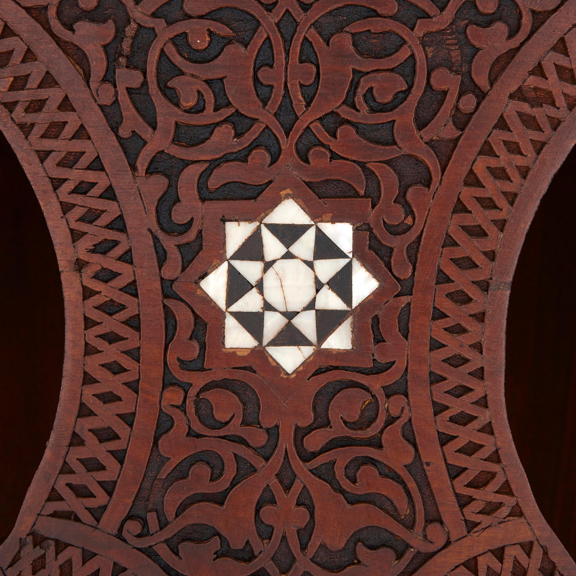 Dreiteiliges Möbel-Set aus Hartholz mit Perlmutt-Intarsien im maurischen Stil (Indisch) im Angebot