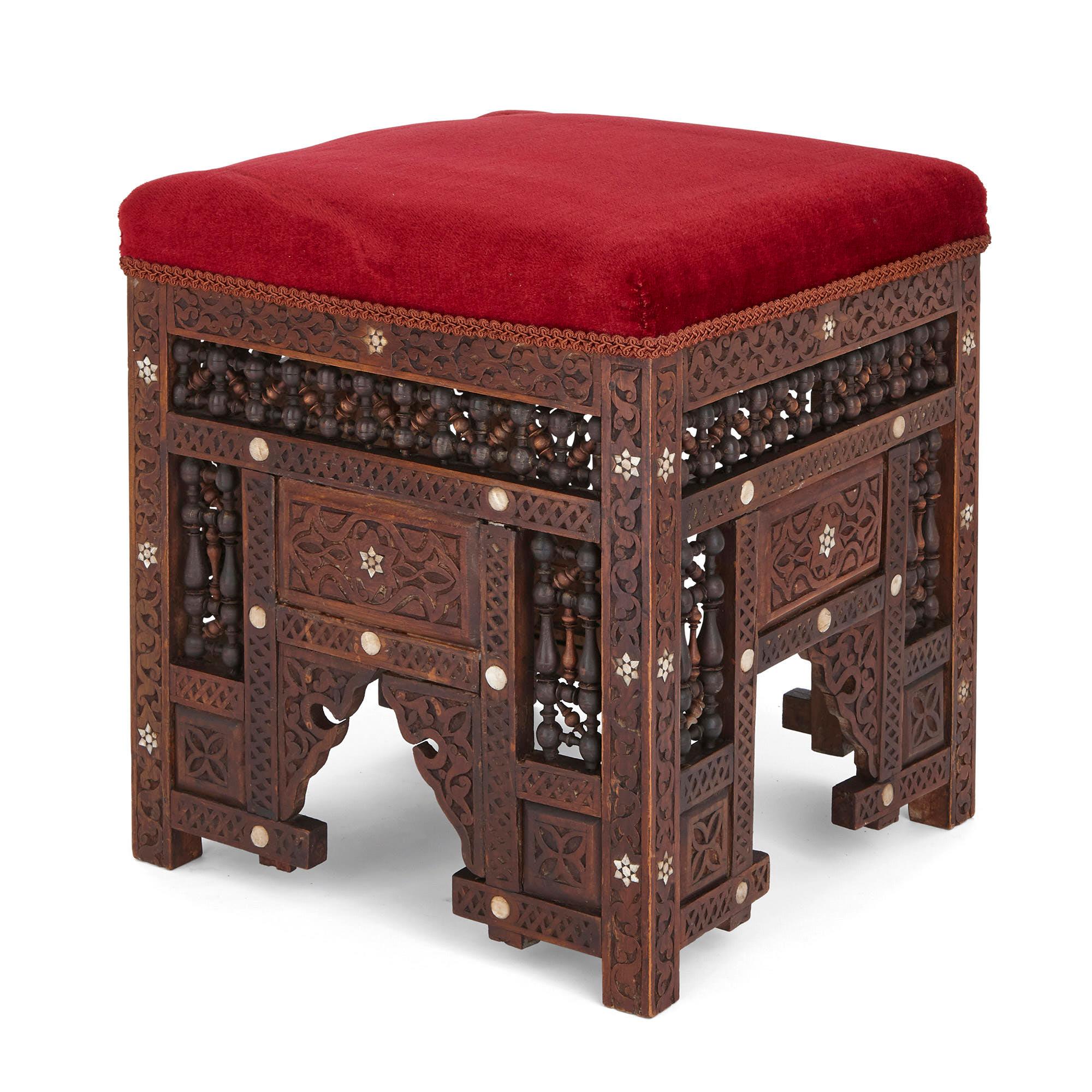 Dreiteiliges Möbel-Set aus Hartholz mit Perlmutt-Intarsien im maurischen Stil im Zustand „Gut“ im Angebot in London, GB