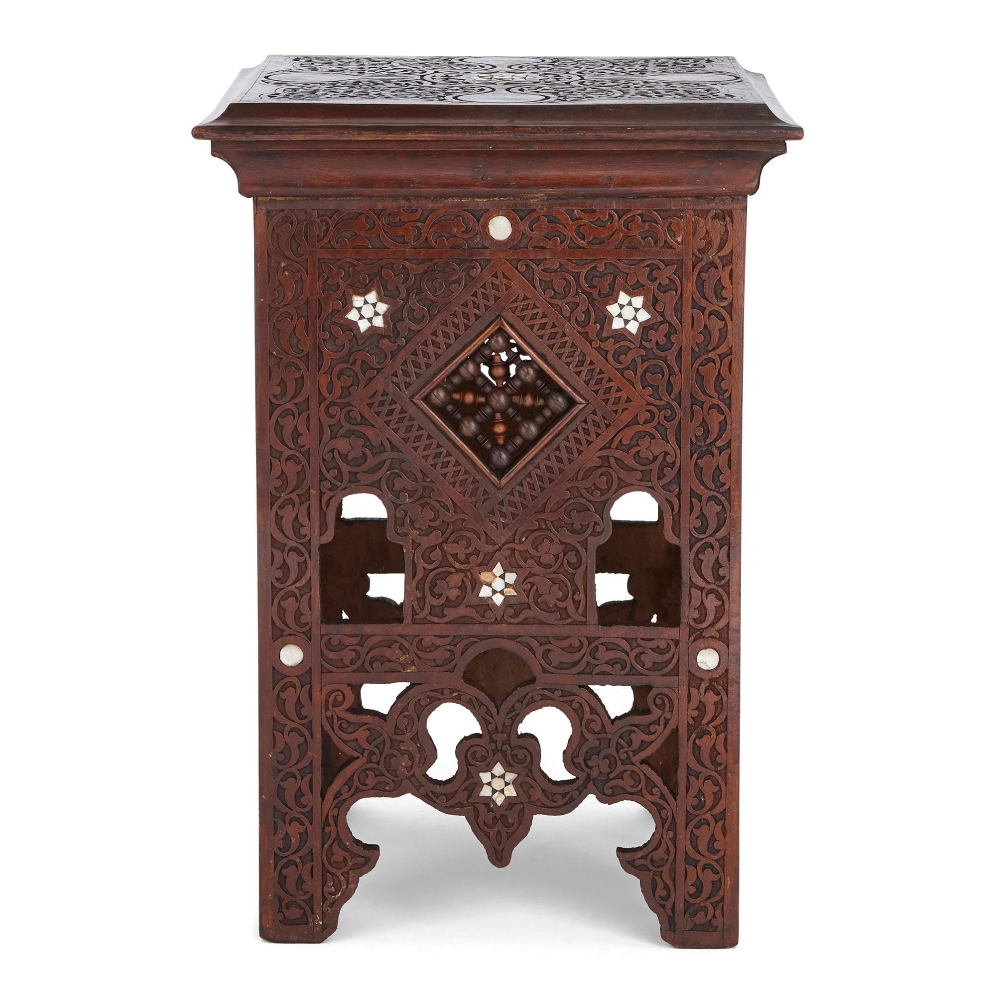 Dreiteiliges Möbel-Set aus Hartholz mit Perlmutt-Intarsien im maurischen Stil im Angebot 1