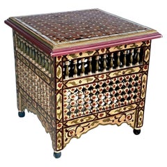 Polychromierter quadratischer Tisch im maurischen Stil mit Kachelplatte