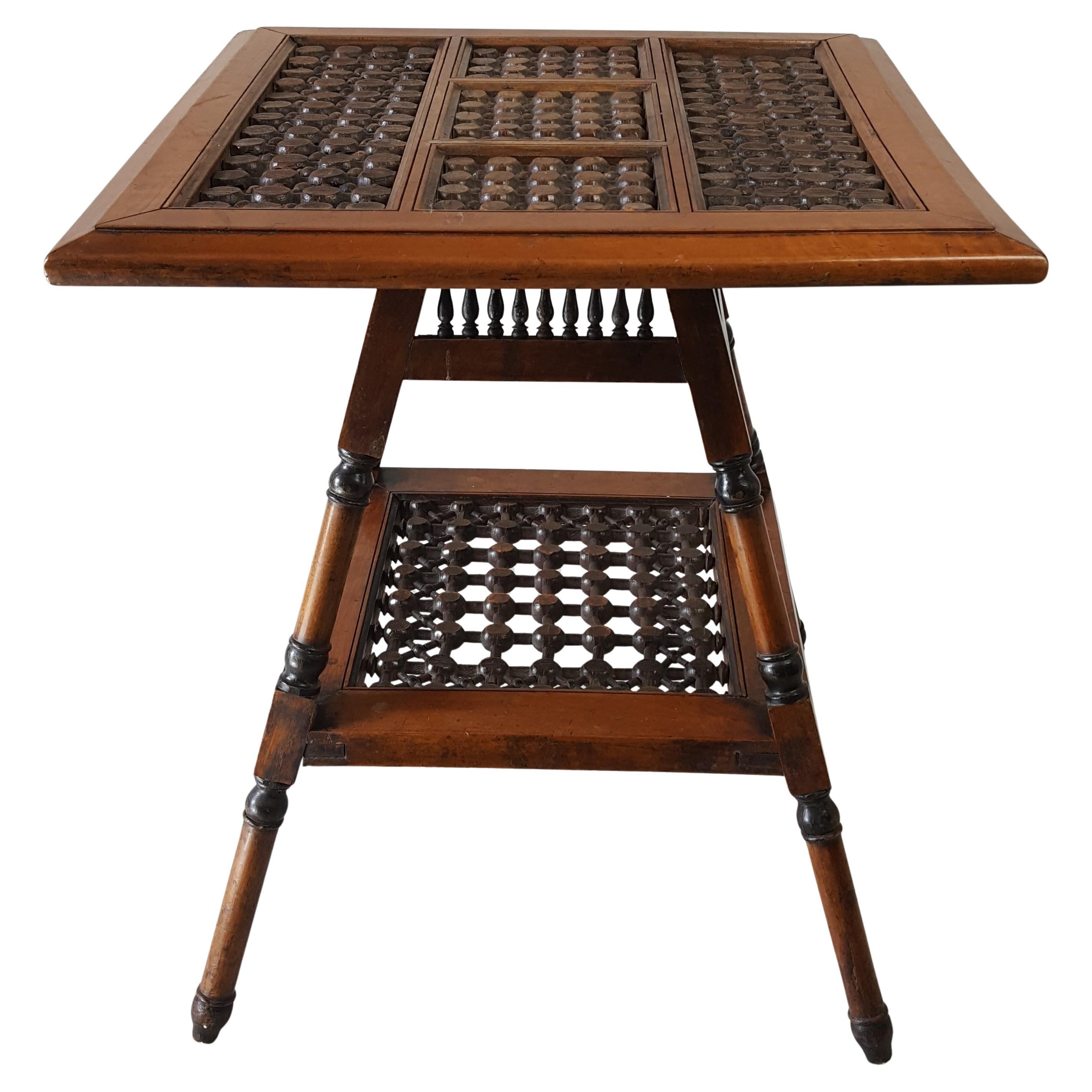 Table de style mauresque  Avec panneaux mashrabiya