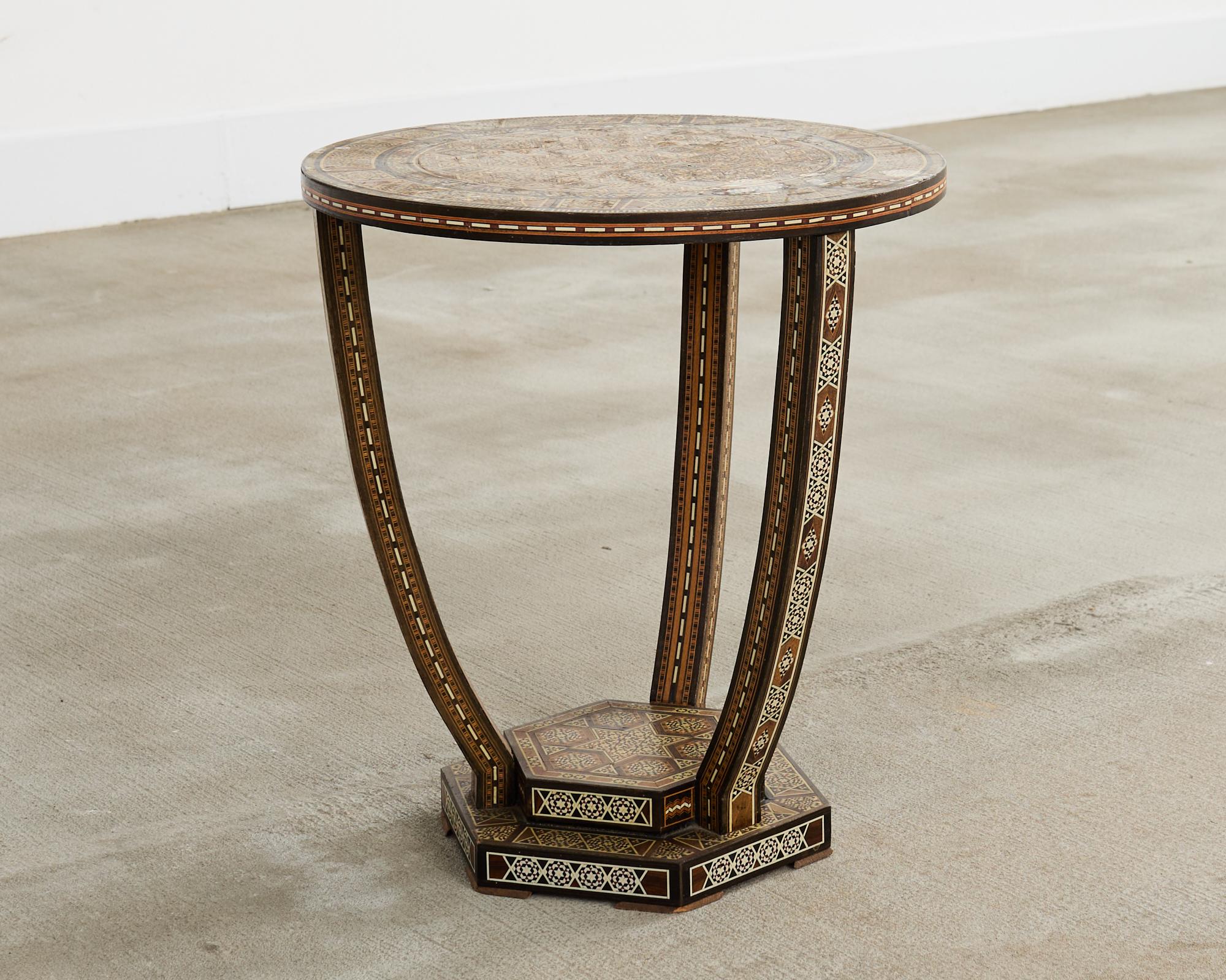 Table à boire mauresque syrienne à trois pieds incrusté d'os en vente 2
