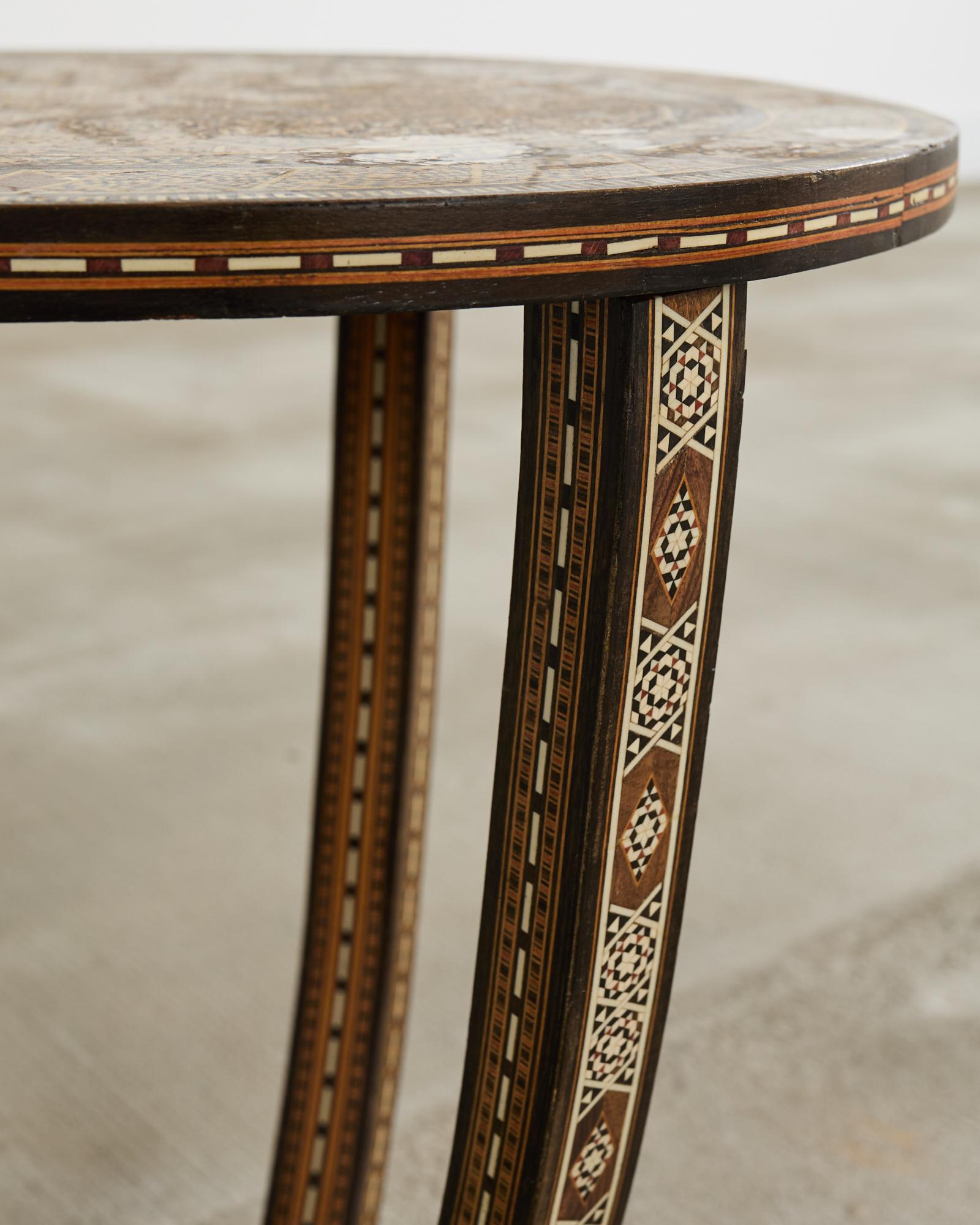 Table à boire mauresque syrienne à trois pieds incrusté d'os en vente 3
