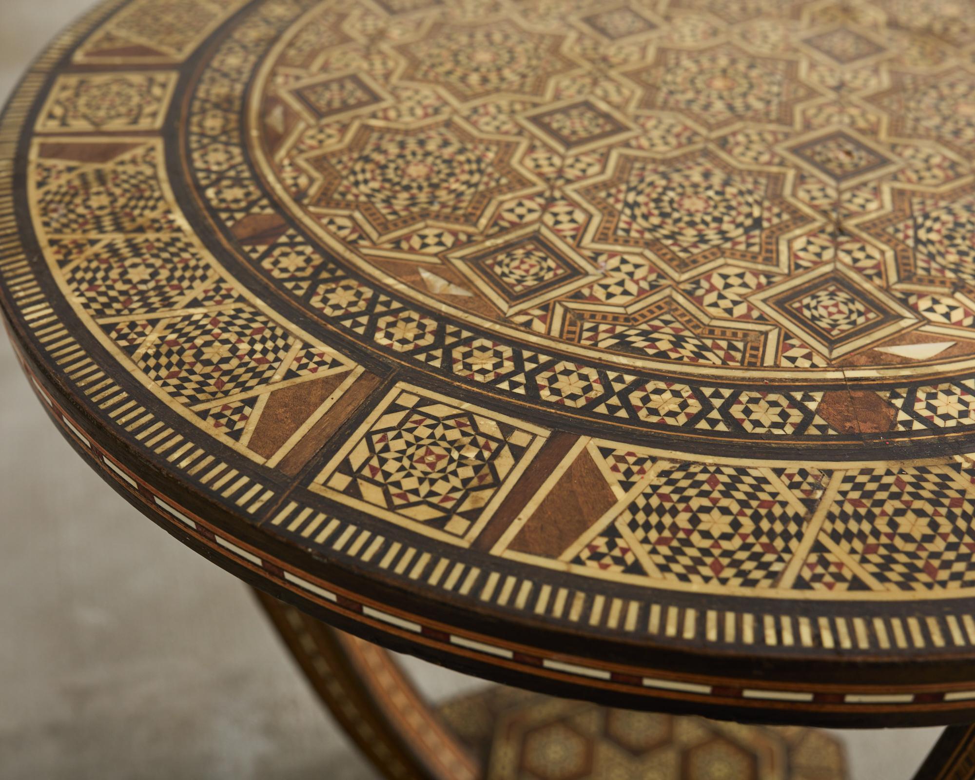 Table à boire mauresque syrienne à trois pieds incrusté d'os en vente 4