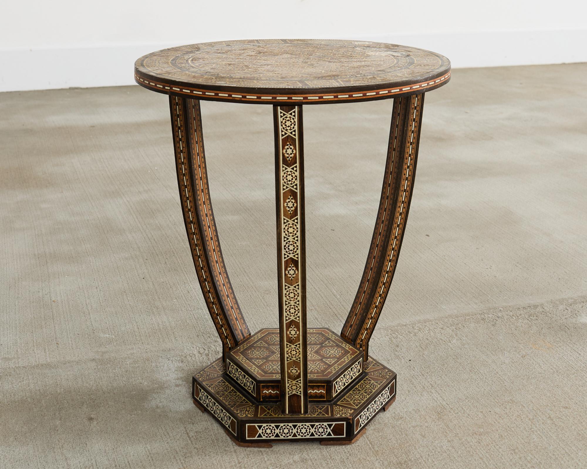 Table à boire mauresque syrienne à trois pieds incrusté d'os en vente 6