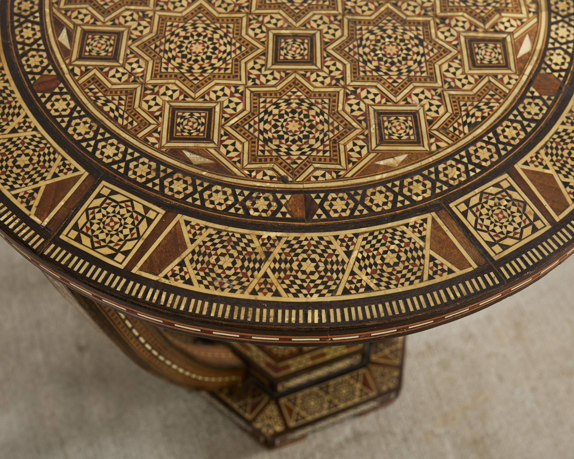 Table à boire mauresque syrienne à trois pieds incrusté d'os Bon état - En vente à Rio Vista, CA