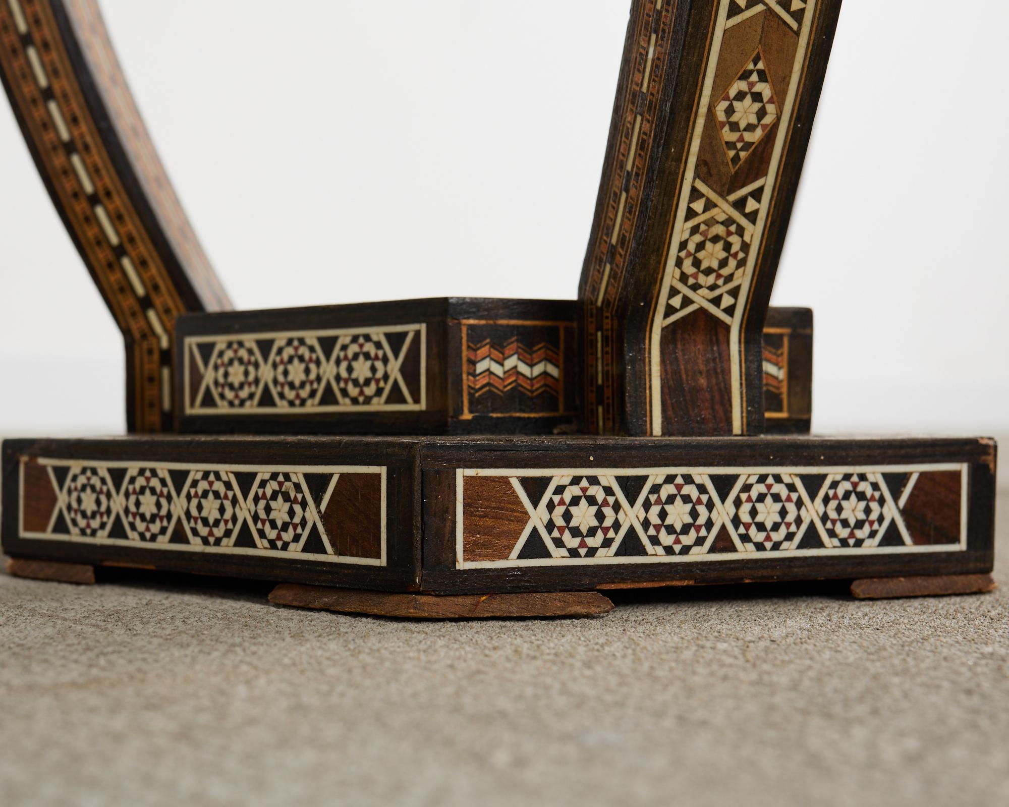 Table à boire mauresque syrienne à trois pieds incrusté d'os en vente 1