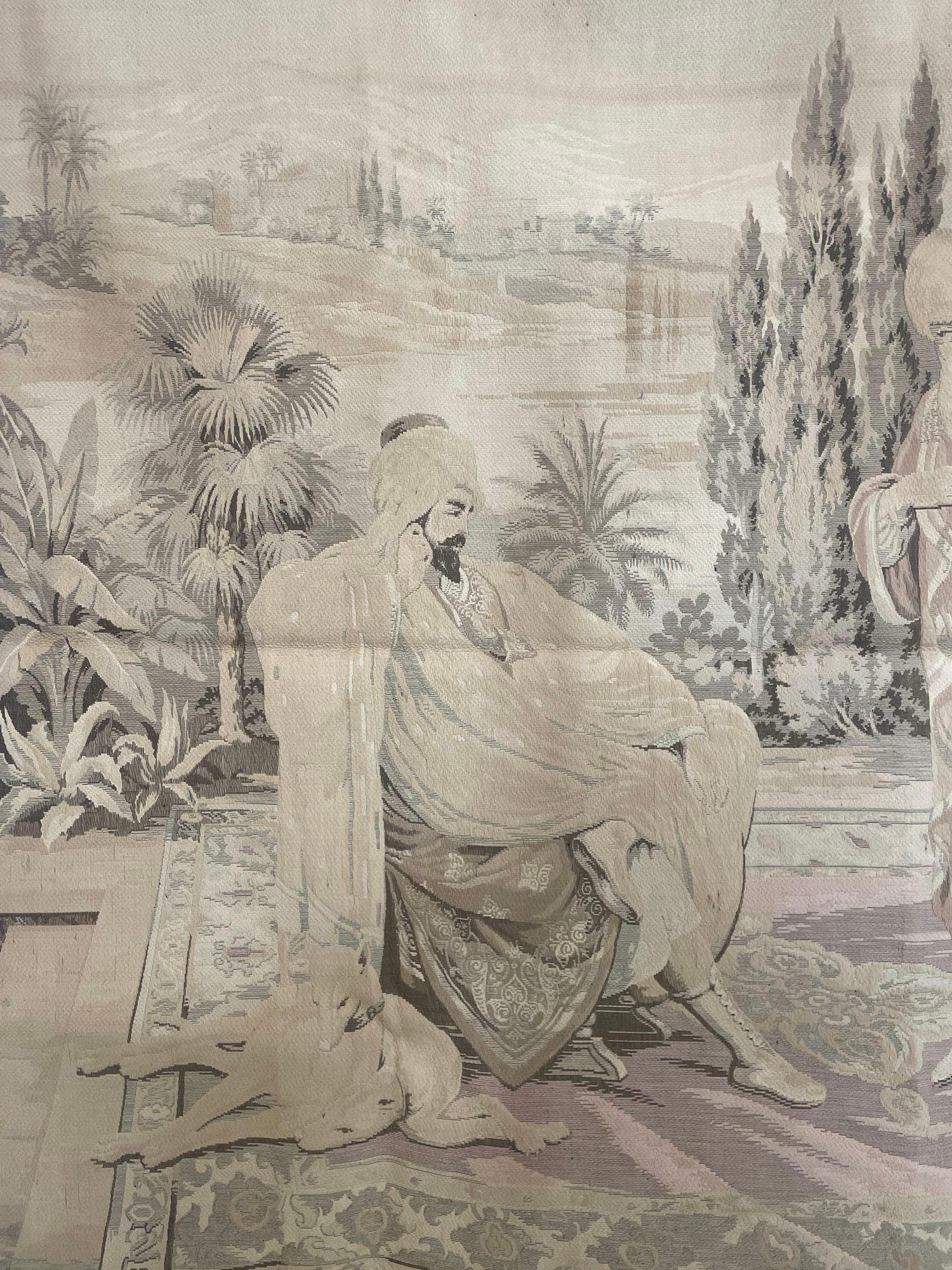Großer europäischer Wandteppich im Aubusson-Stil mit einer orientalischen Szene aus dem 19. Jahrhundert, die einen arabischen Sultan und andere Figuren sowie maurische Architektur aus dem Nahen Osten im Hintergrund zeigt.
Wahrscheinlich eine Szene