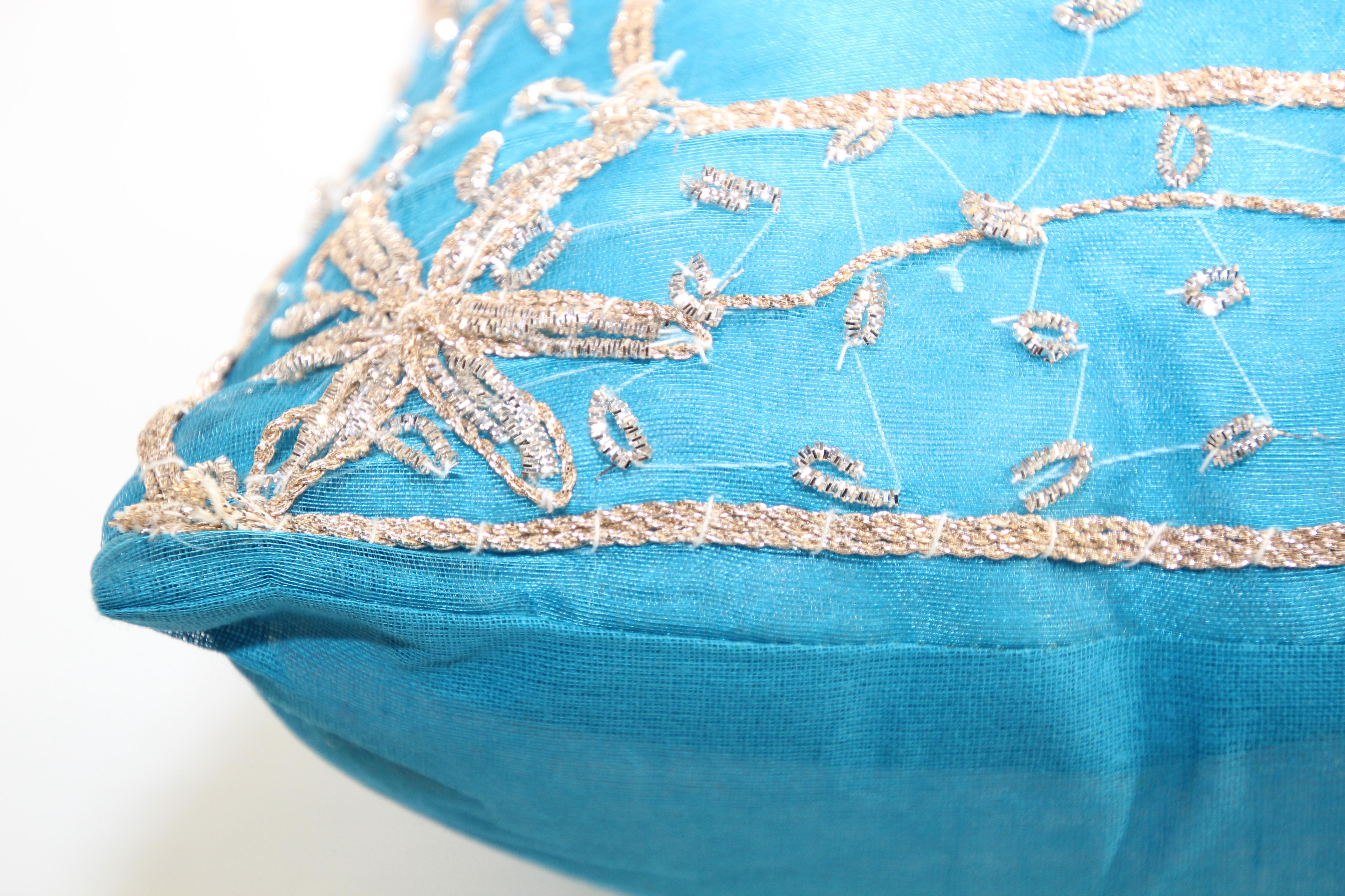 Coussin décoratif mauresque turquoise orné de paillettes et de perles en vente 3