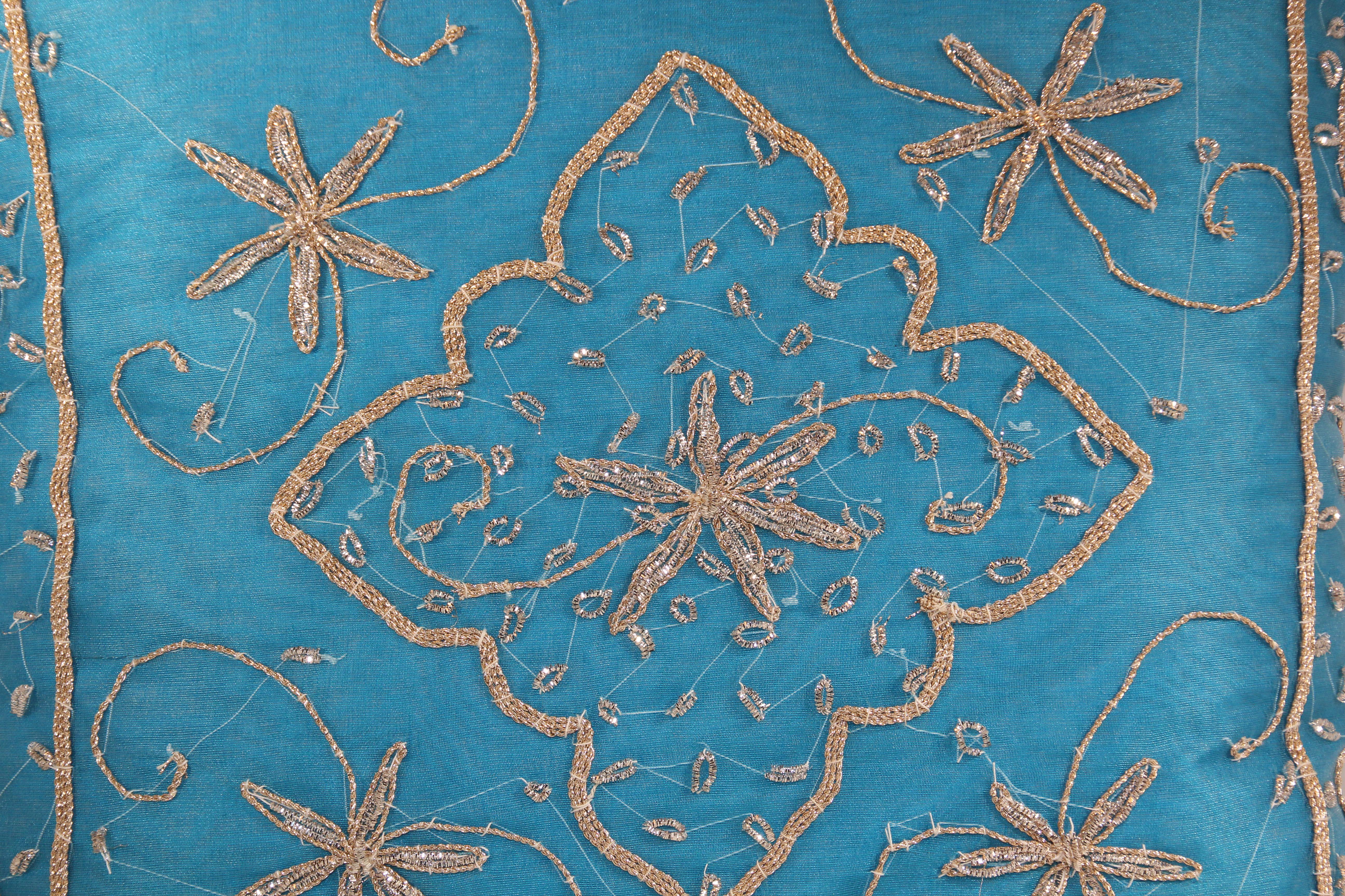 Mauresque Coussin décoratif mauresque turquoise orné de paillettes et de perles en vente