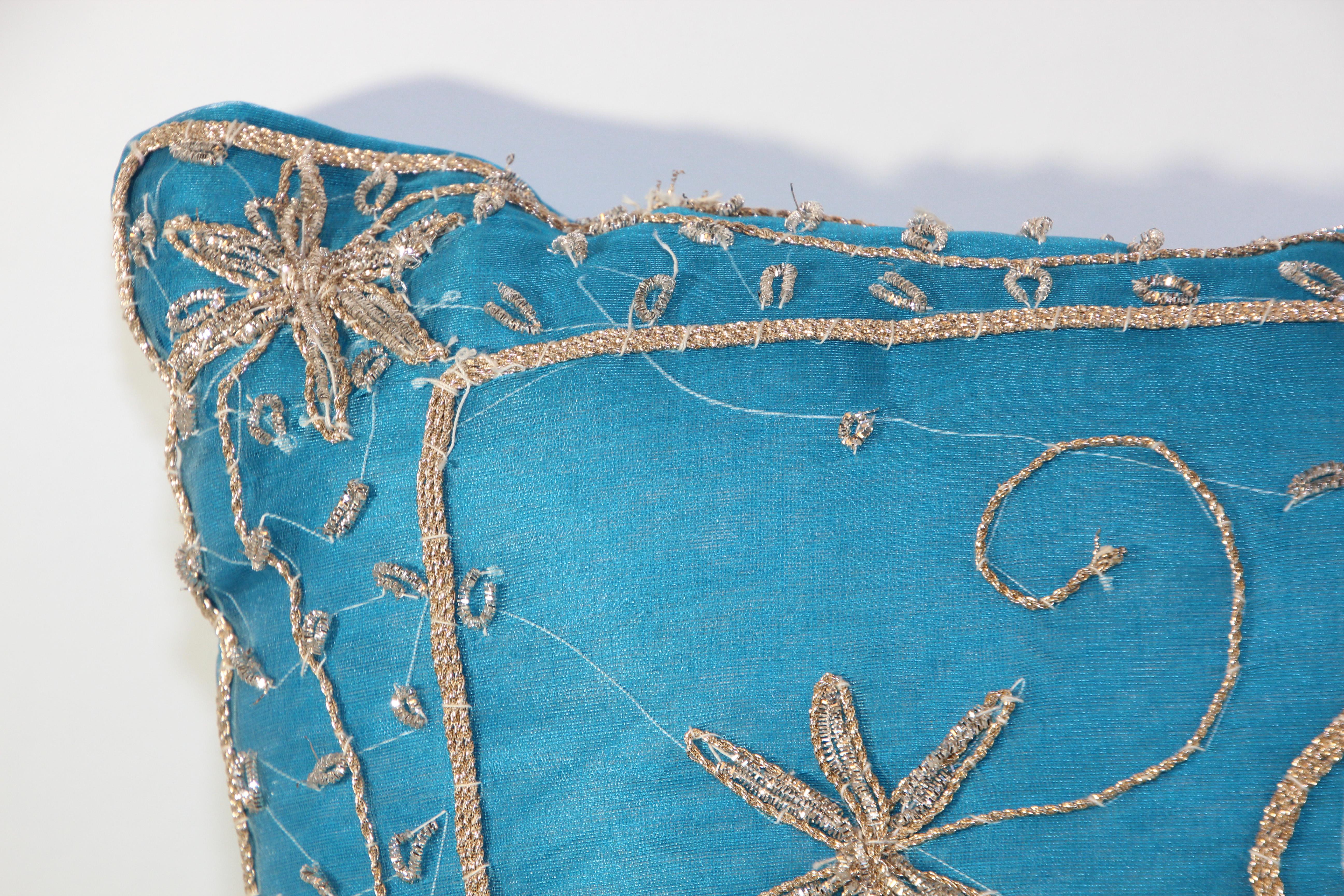 Indien Coussin décoratif mauresque turquoise orné de paillettes et de perles en vente