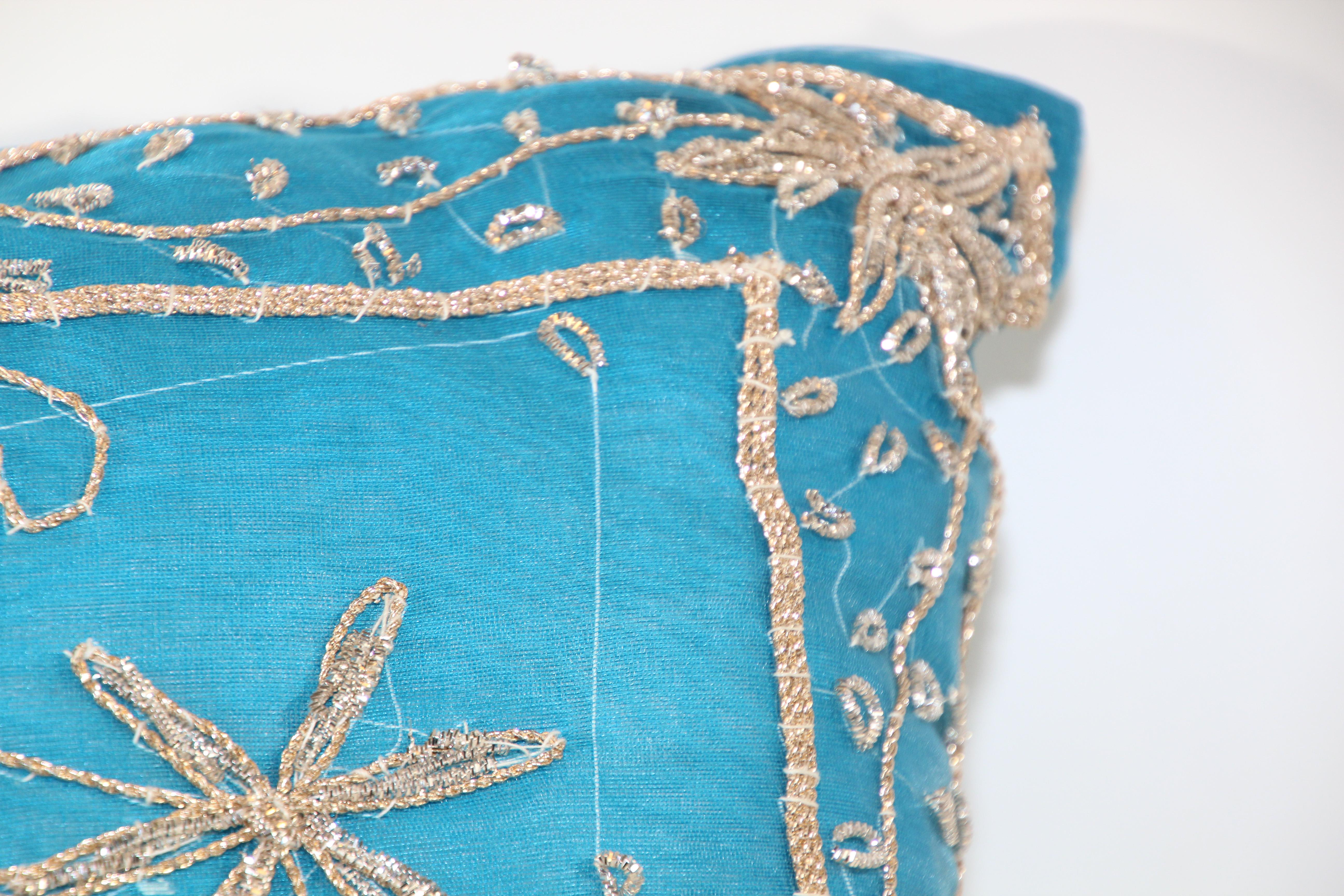 Perlé Coussin décoratif mauresque turquoise orné de paillettes et de perles en vente