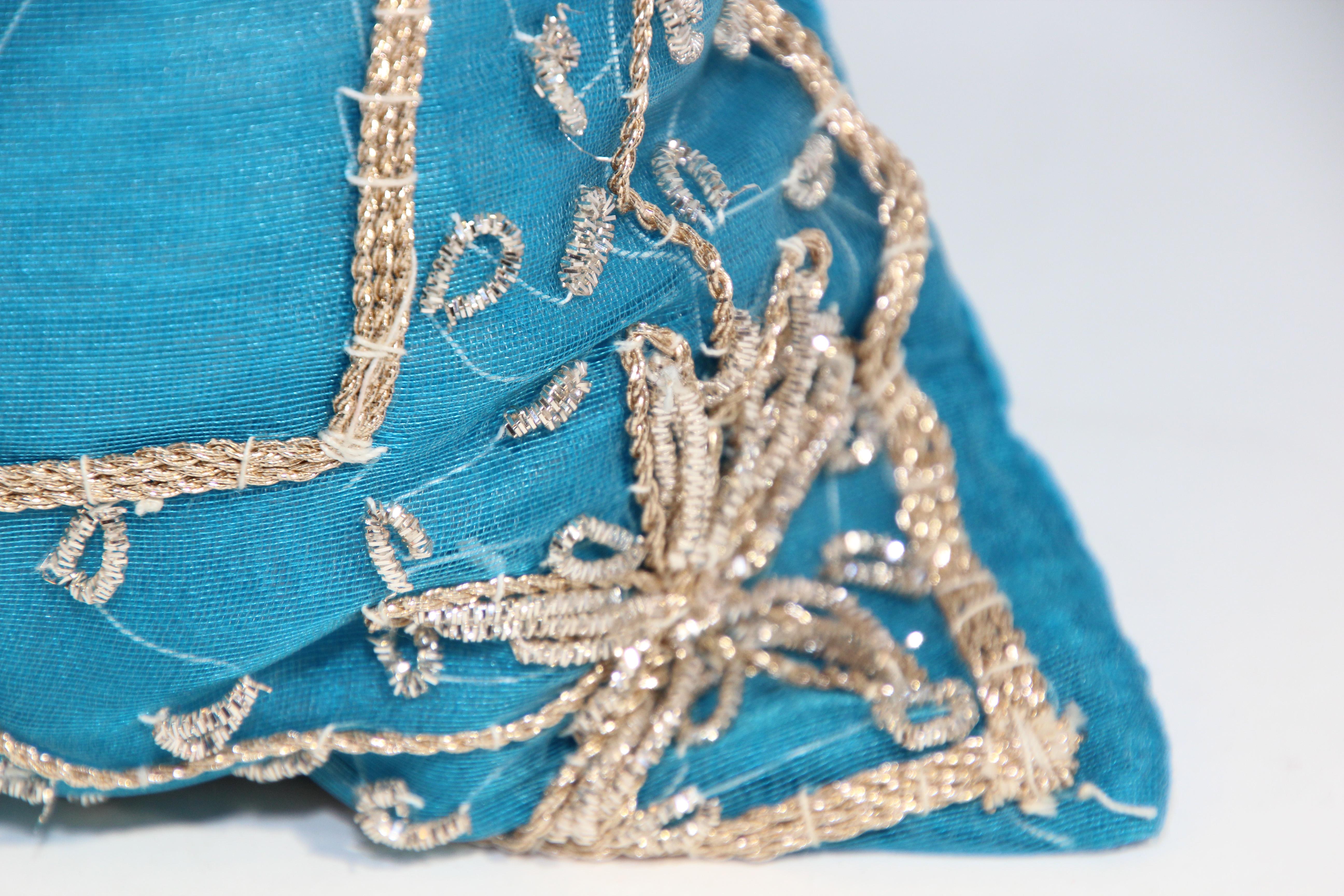 20ième siècle Coussin décoratif mauresque turquoise orné de paillettes et de perles en vente